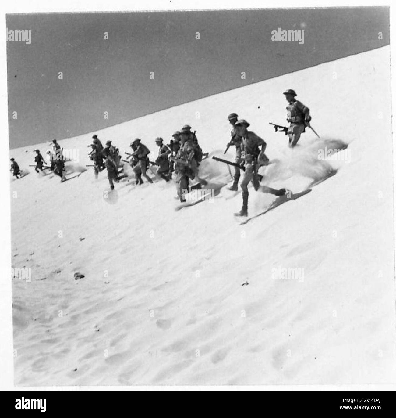 Una pattuglia sudafricana si vede scendere un ripido pendio nel deserto occidentale durante le operazioni di ricognizione con l'esercito britannico. Foto Stock