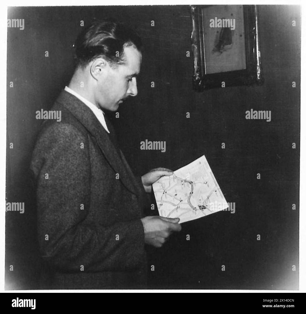 Il Dr. Neugebauer, Segretario della Corte, possiede una mappa che mostra il percorso di una marcia forzata durante il processo ai criminali di guerra a Vienna, osservata dall'esercito britannico. Foto Stock