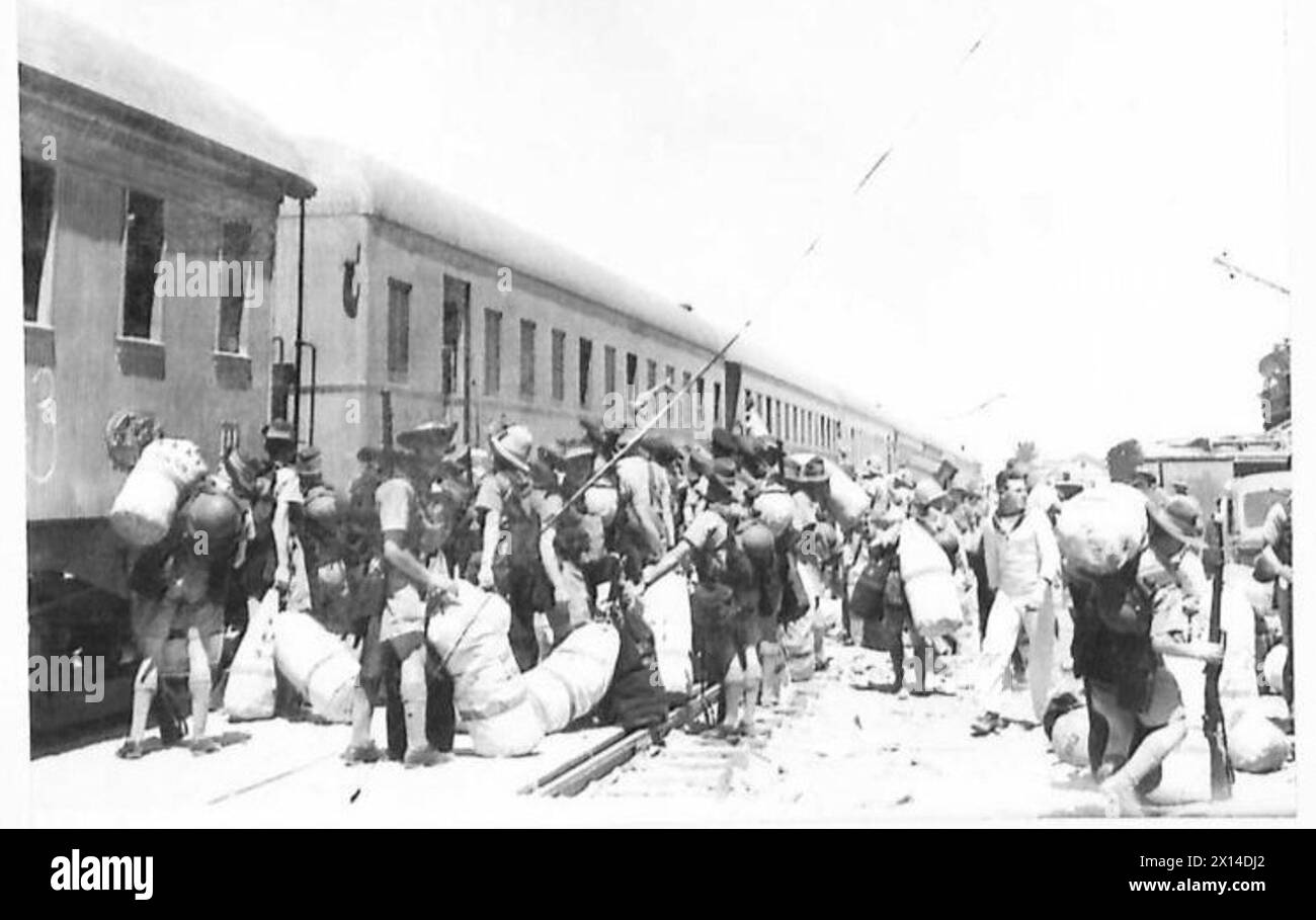 I rinforzi dell'esercito britannico vengono elaborati su una banchina occupata durante il dispiegamento in Medio Oriente. Foto Stock