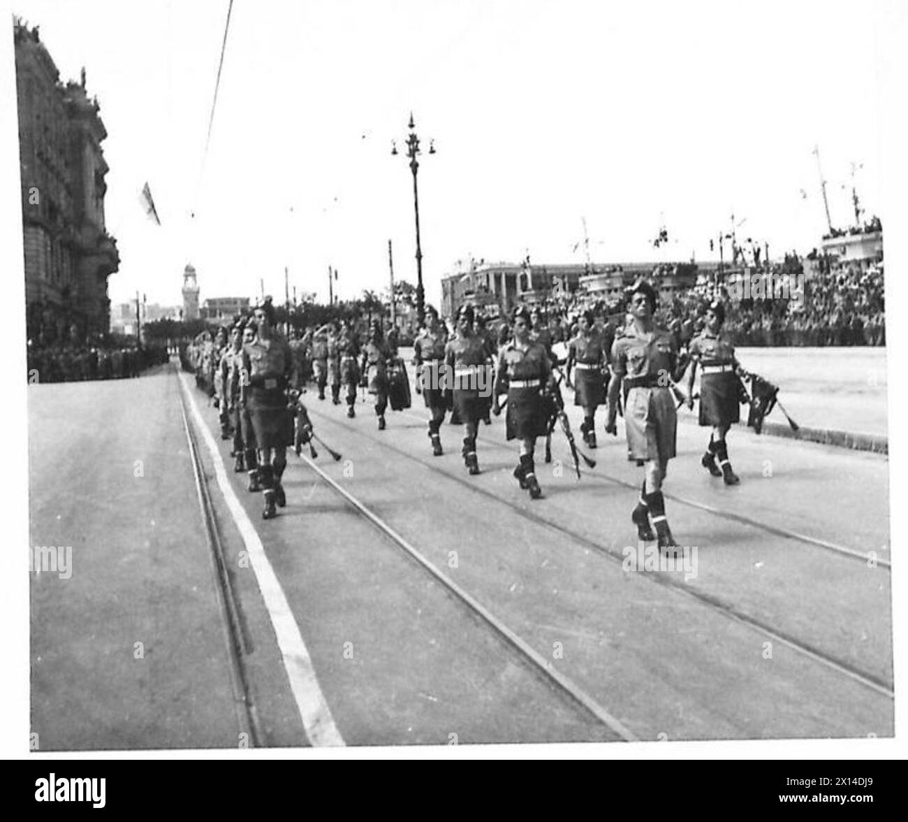 La Pipe Band del 1st Battalion London Irish Rifles passa davanti alla base salutista di Piazza dell'unità durante una parata di anniversario. Foto Stock