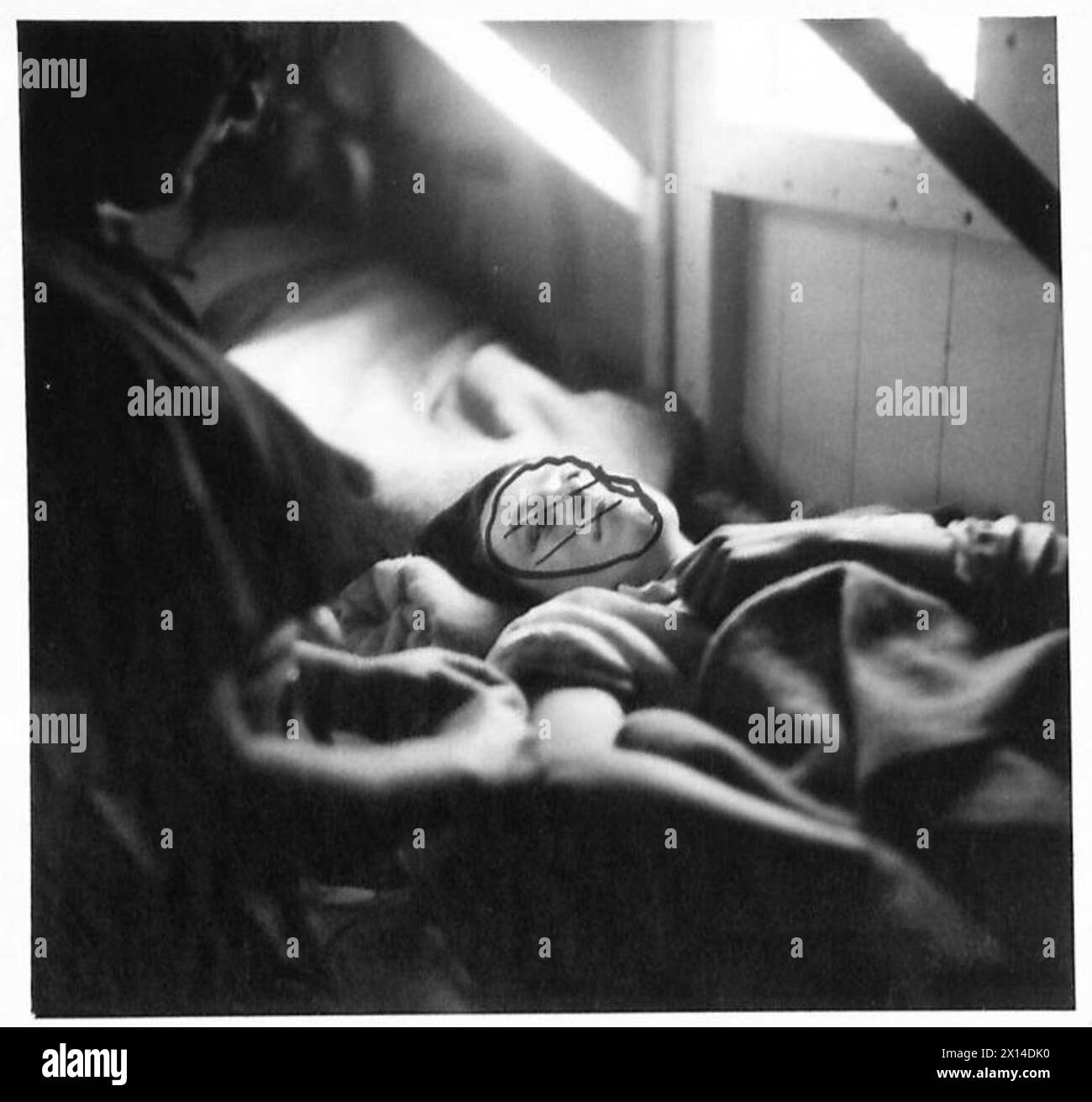 Suor M. McCannon somministra un'iniezione di Penicillina ad un paziente a bordo di un treno ospedaliero dell'esercito britannico. Foto Stock