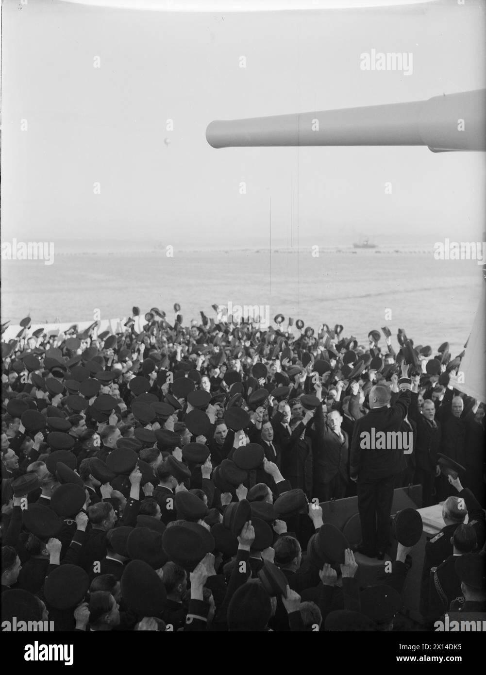 Il primo Lord dell'Ammiragliato, A.V. Alexander, visita la Home Fleet a Scapa Flow, 15 gennaio 1943, rivolgendosi agli equipaggi a bordo della HMS Belfast; il contrammiraglio R. Burnett conduce tre applausi. Foto Stock