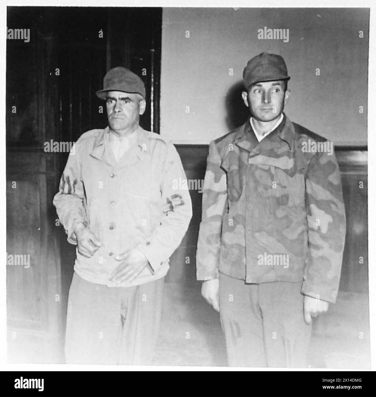 Johann Pinggerra e Karl Titho sono testimoni in stanze adiacenti durante un processo per criminali di guerra condotto dall'esercito britannico. Foto Stock