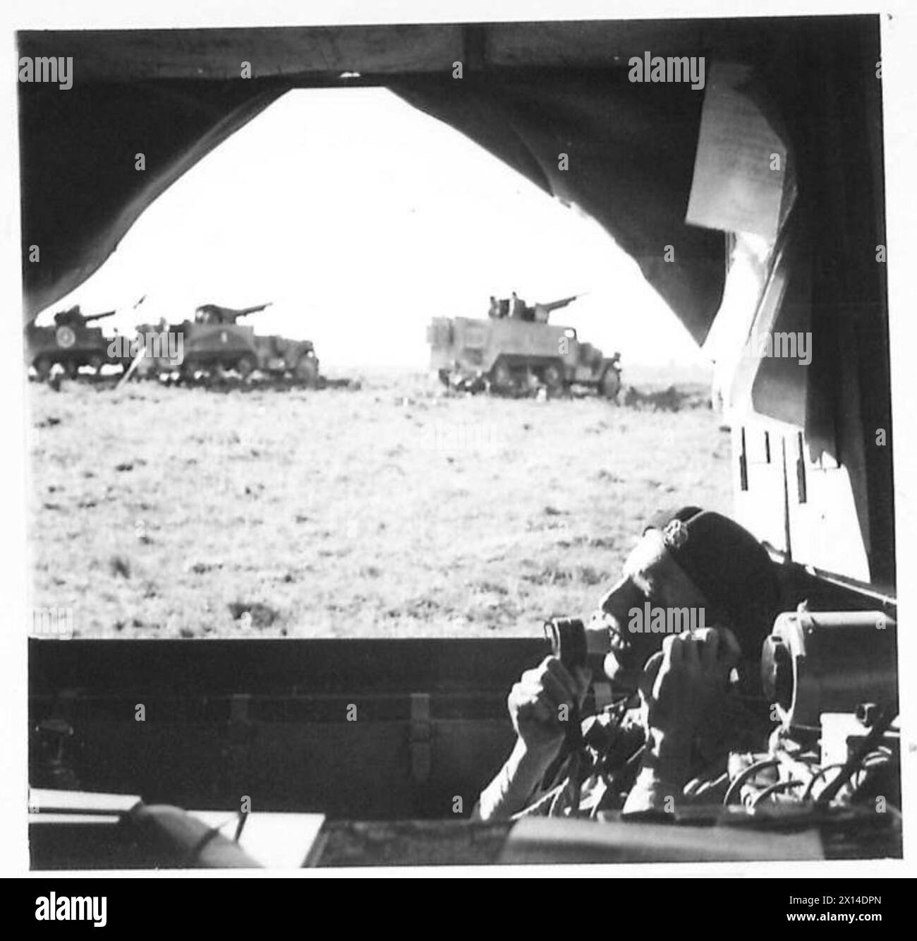 Il caporale A.G. Amor gestisce un camion wireless mentre gli SPS affrontano il nemico con il fuoco di artiglieria intorno a lui nelle operazioni dell'Ottava Armata. Foto Stock