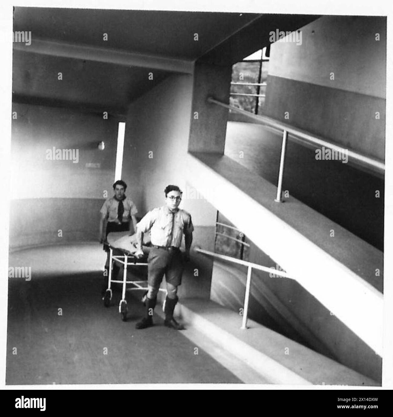 L'ospedale militare britannico di Bruxelles dispone di rampe che collegano i piani per facilitare il movimento delle barelle alle sale operatorie Foto Stock