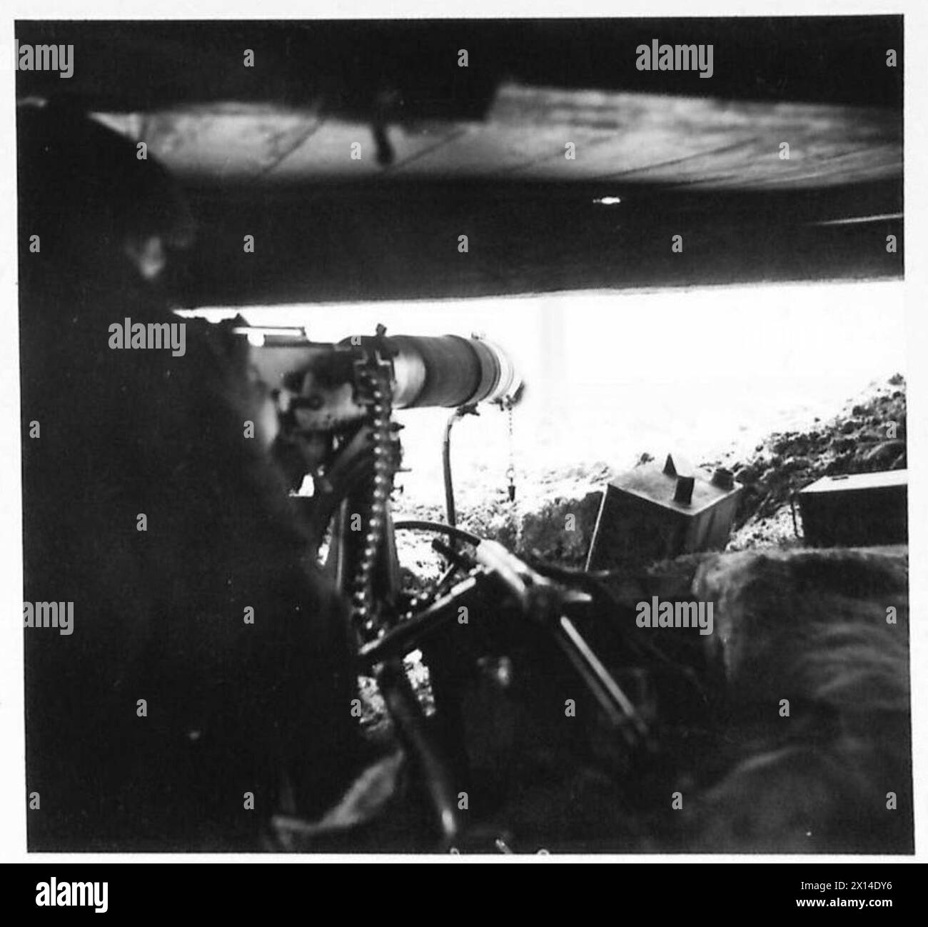 Un punto di osservazione delle mitragliatrici Vickers è di stanza nella Terra di No-man durante le condizioni nevose sul fronte occidentale per il British Army, 21st Army Group. Negativo fotografico. Foto Stock