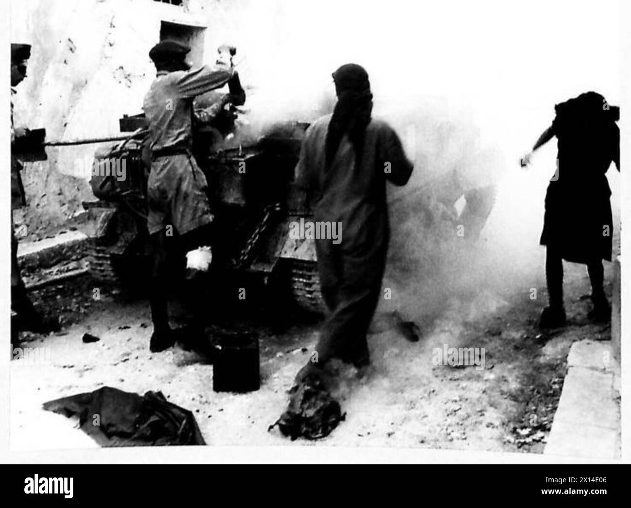 Durante l'avanzata britannica su Bronte, una portaerei Bren prese fuoco in una strada stretta e fu spenta dall'equipaggio, il British Army. Foto Stock