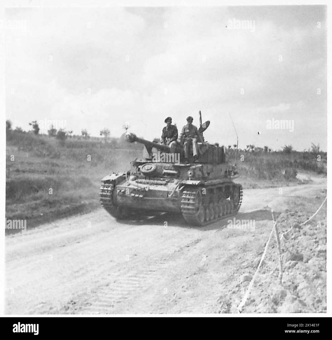 OTTAVO ESERCITO : VARI - questo carro speciale Mk /l era sopraffatto a Coriano dal reggimento irlandese del Canada. Fu recuperato e trovato intatto; l'accusa che l'avrebbe fatta esplodere non era andata a buon fine. Un tankman canadese salì nel carro e lo riportò nella zona portuale della British Army Foto Stock