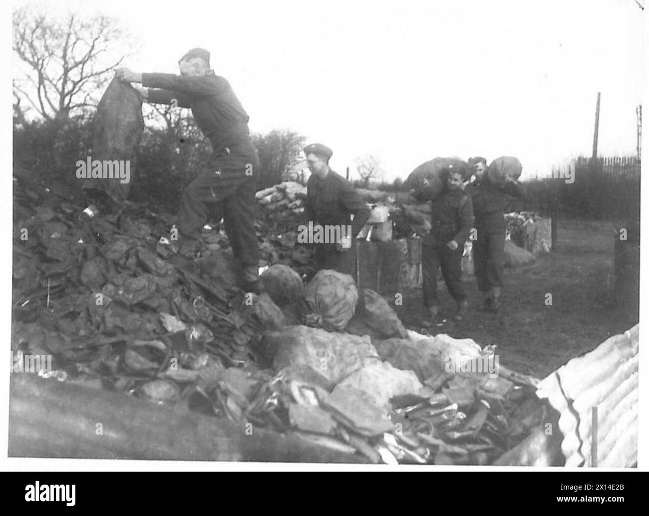 Le fotografie mostrano il processo di conversione delle barattoli di sardina in billette d'acciaio per la produzione di serbatoi. L'iniziativa riflette gli sforzi dell'esercito britannico per riciclare i materiali per la produzione in tempo di guerra, evidenziando l'intraprendenza e la mobilitazione industriale durante la seconda guerra mondiale Foto Stock
