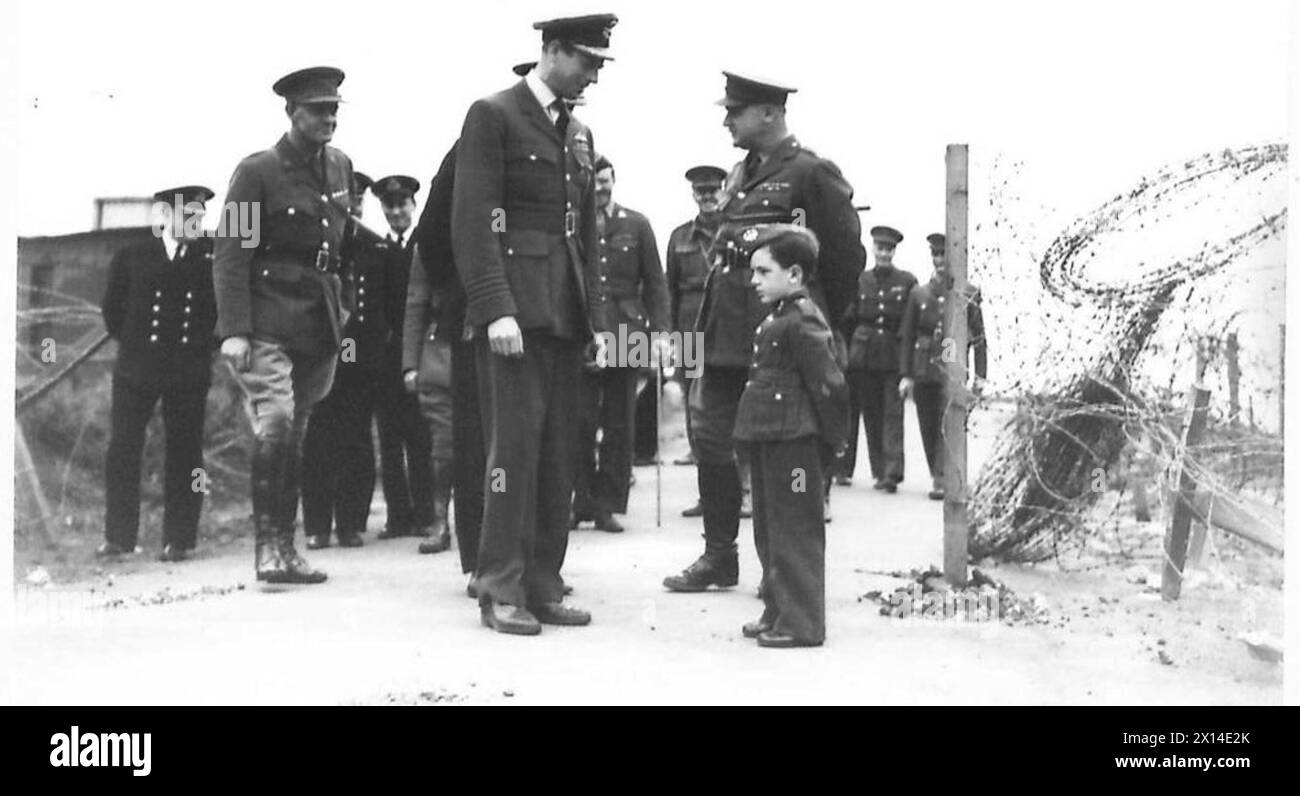 IL DUCA DI KENT ISPEZIONA LE DIFESE, parlando con il bambino di sei anni Jimmy Arkle, che gli fu fornita un'uniforme dai soldati che patrocinano il caffè del padre, British Army Foto Stock