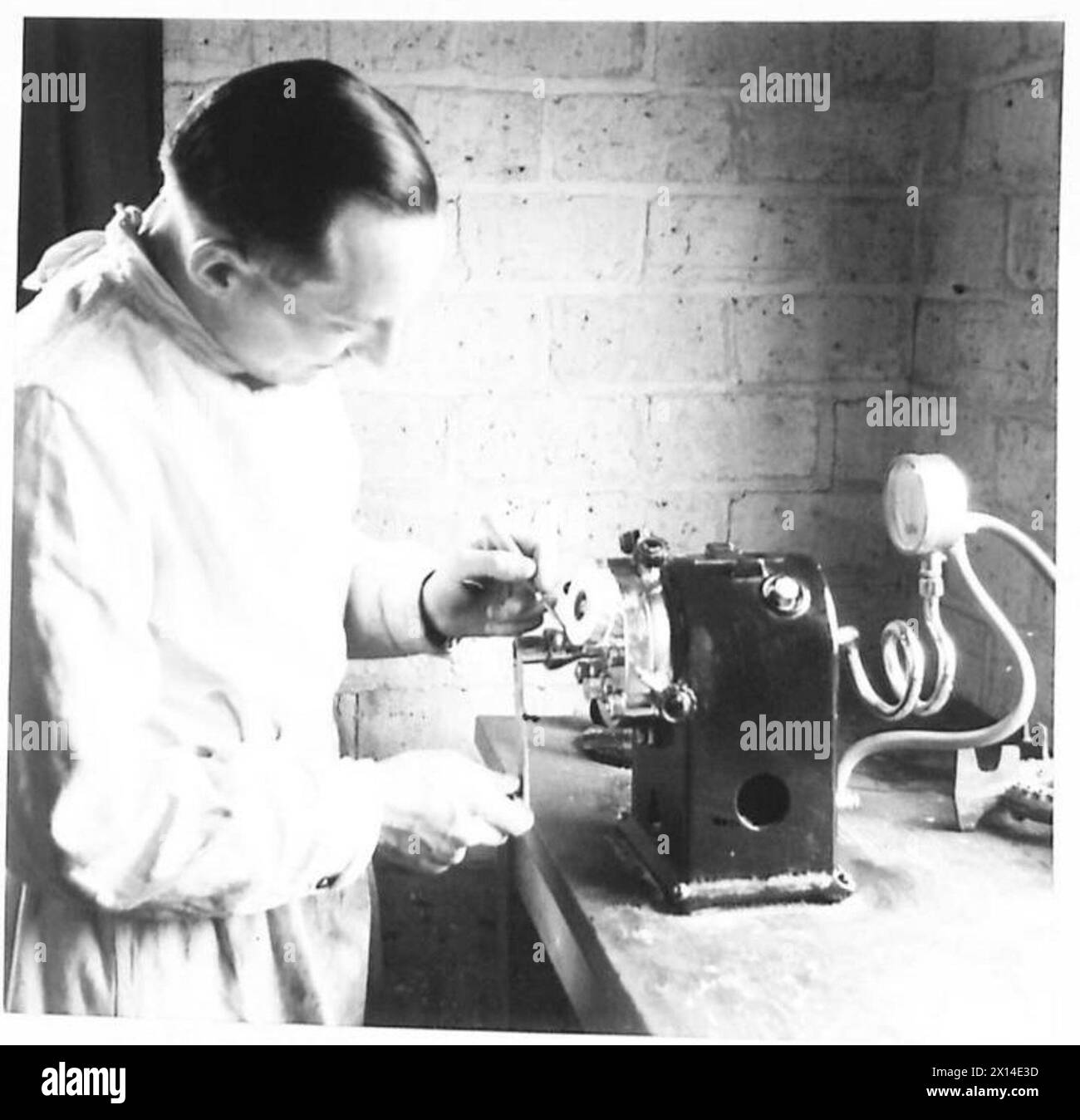 Un meccanico di un laboratorio dentale dell'esercito utilizza strumenti specializzati per costruire e riparare protesi per il personale militare. Foto Stock