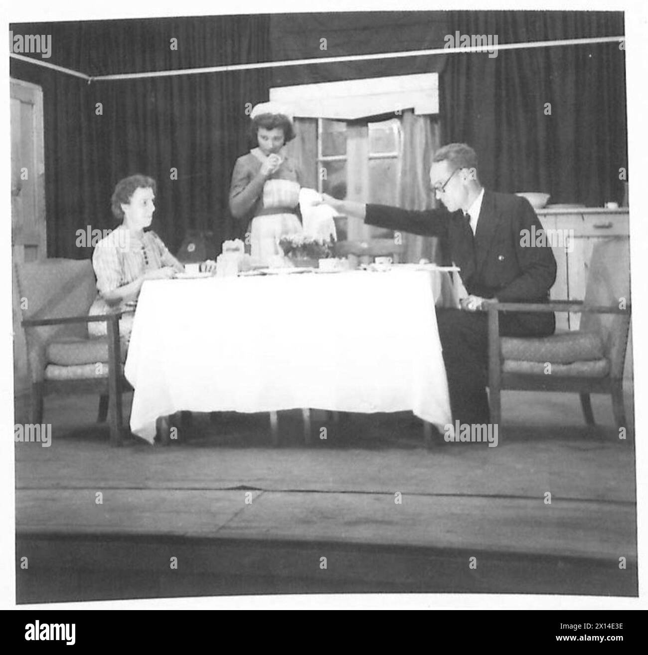 L'illustrazione tratta dalla storia del tenente Harvey mostra un'unità medica dell'esercito britannico in Nord Africa che esegue un intervento di chirurgia plastica per i soldati feriti. Foto Stock