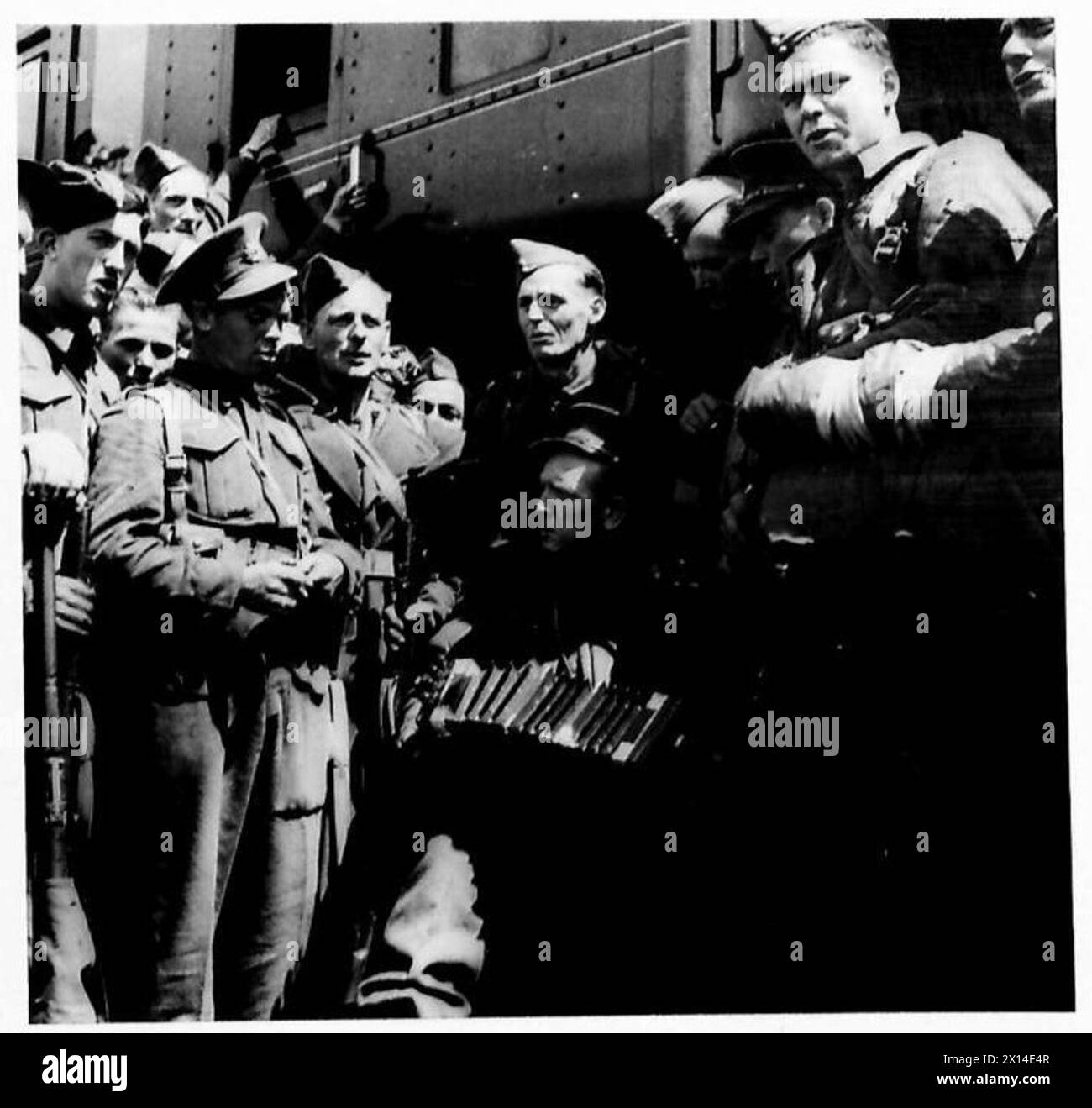 I soldati britannici sbarcano a Plymouth e formano una band sulla banchina, suonando strumenti musicali per il morale e la mostra pubblica. Foto Stock