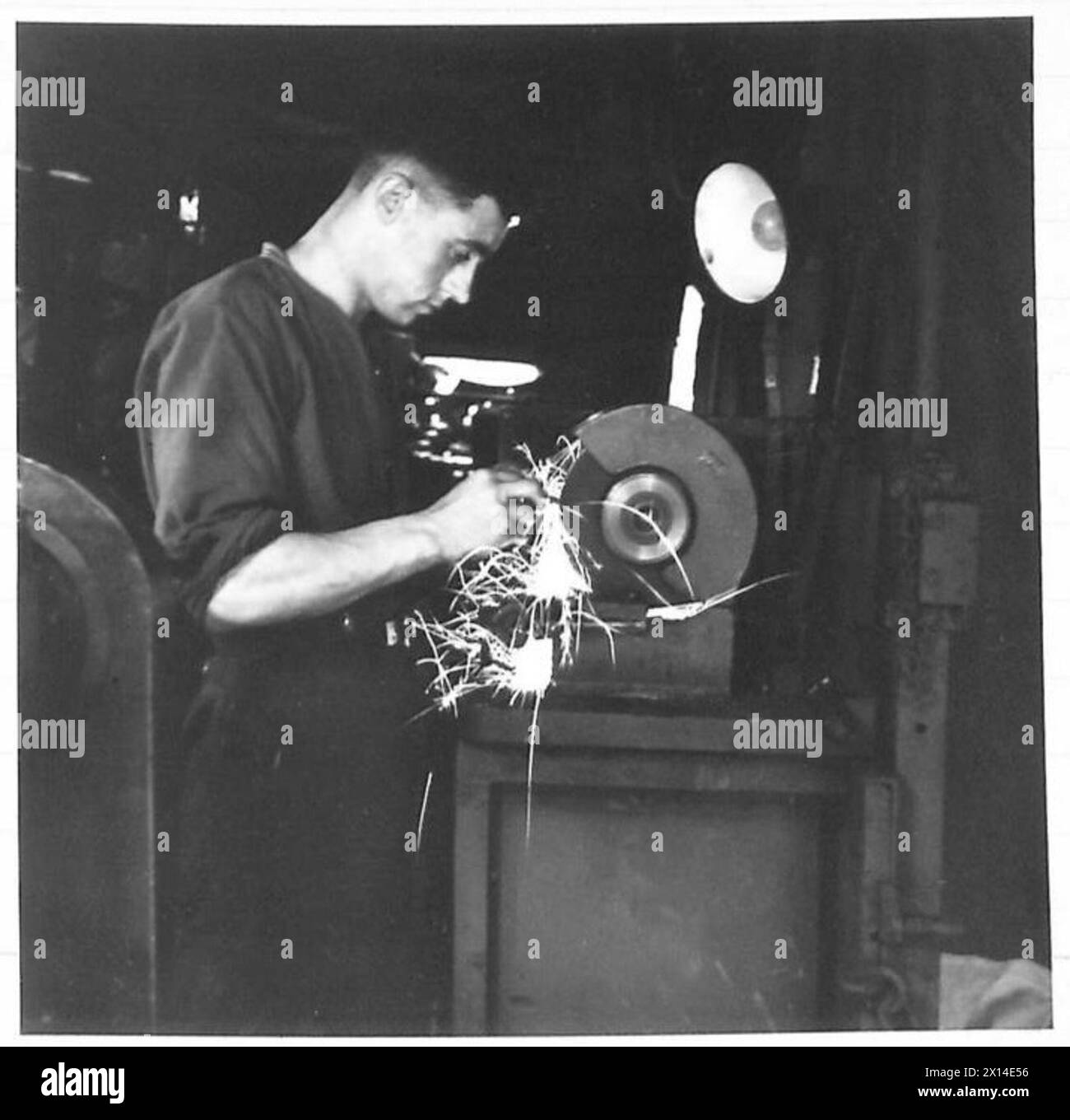 Un membro della sezione di riparazione lavora su una smerigliatrice per carri armati come parte delle operazioni di recupero e manutenzione dei carri armati nell'esercito britannico. Foto Stock