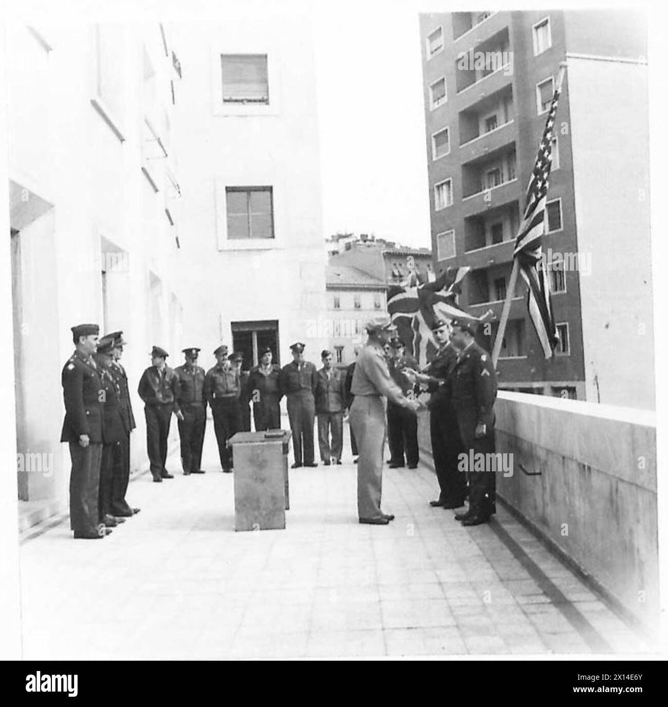 Il caporale B. Horeheiner riceve la Stella di bronzo dal colonnello Fiske, nell'ambito di una cerimonia di decorazione a Trieste. Foto Stock