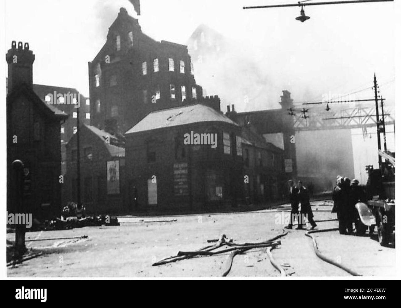 Fotografia che documenta i danni provocati dalle bombe alle strutture, mostrando l'impatto e la distruzione provocati durante le operazioni militari. Foto Stock