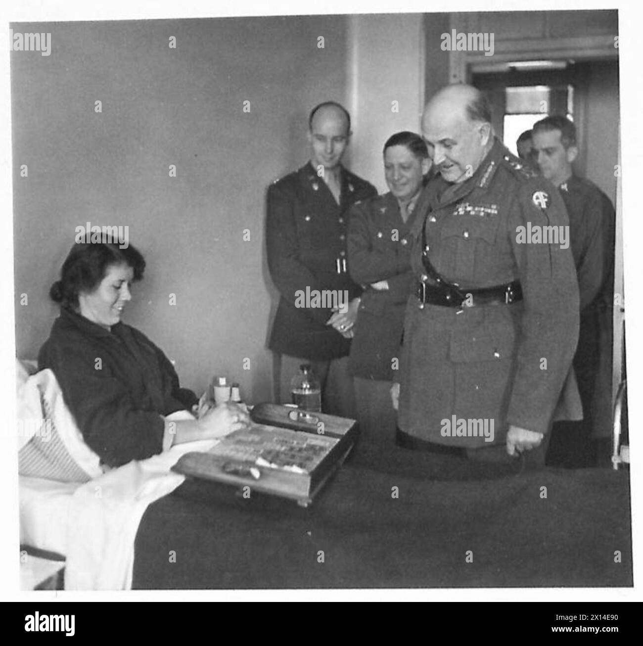 C-in-C del Nord Africa visita un ospedale americano, fermandosi a parlare con il sergente Marjorie Byram di Twin Falls, Idaho Foto Stock