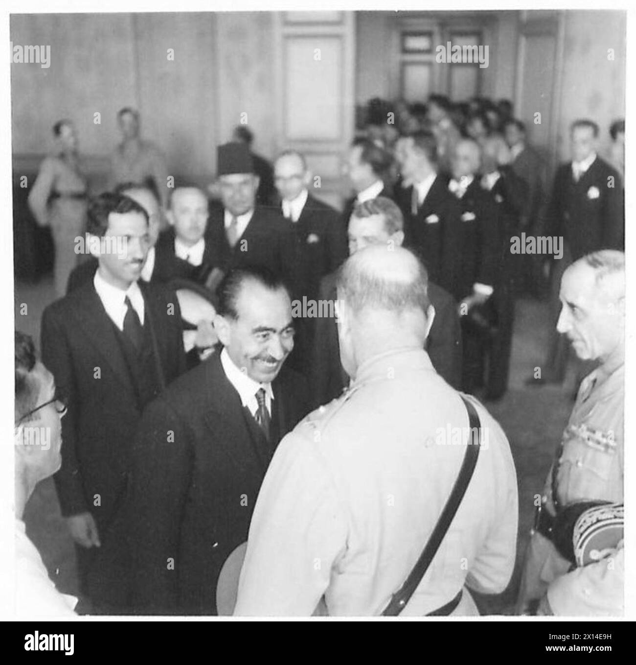 Il generale Sir Henry Wilson e il generale Catroux arrivano a Beirut dove incontrano leader politici, membri del governo libanese e funzionari religiosi alla Government House durante una visita militare. Foto Stock