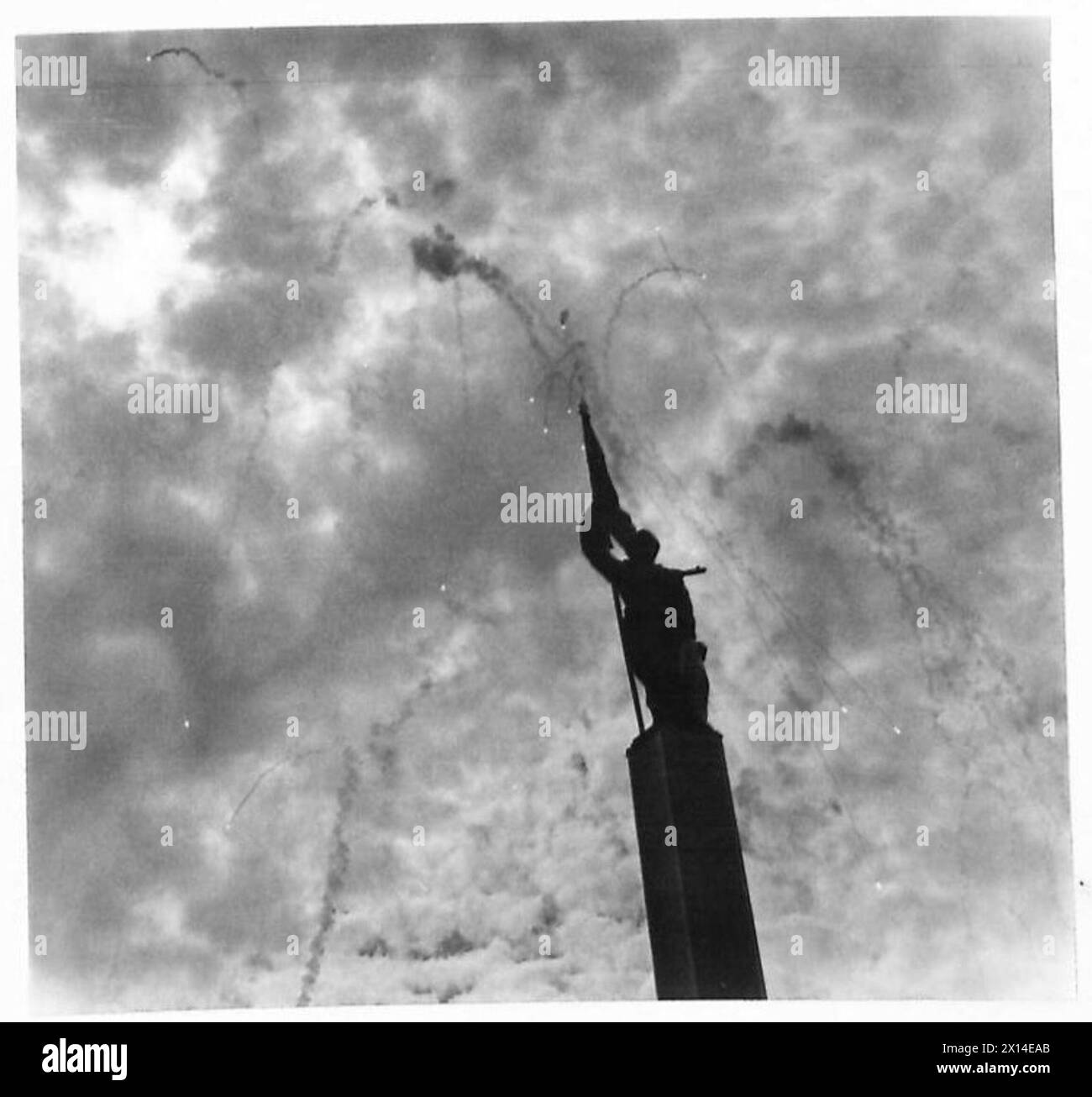 Il memoriale russo a Vienna è stato inaugurato con razzi nel cielo durante la cerimonia, British Army. Foto Stock