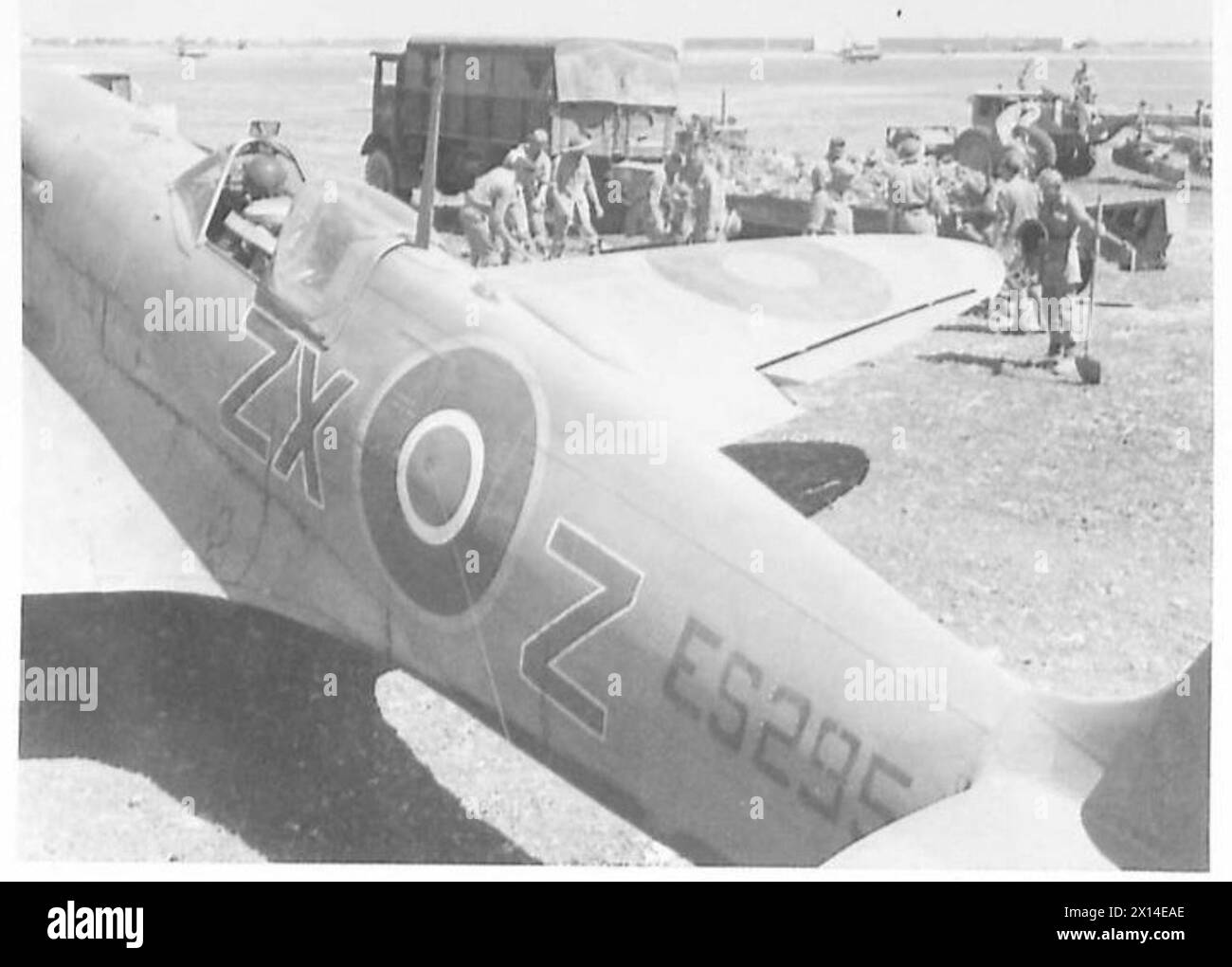 INVASIONE DELLA SICILIA - un carro armato dell'esercito carico di pietre viene utilizzato per livellare il terreno. Le truppe lo caricano con rocce dell'esercito britannico Foto Stock