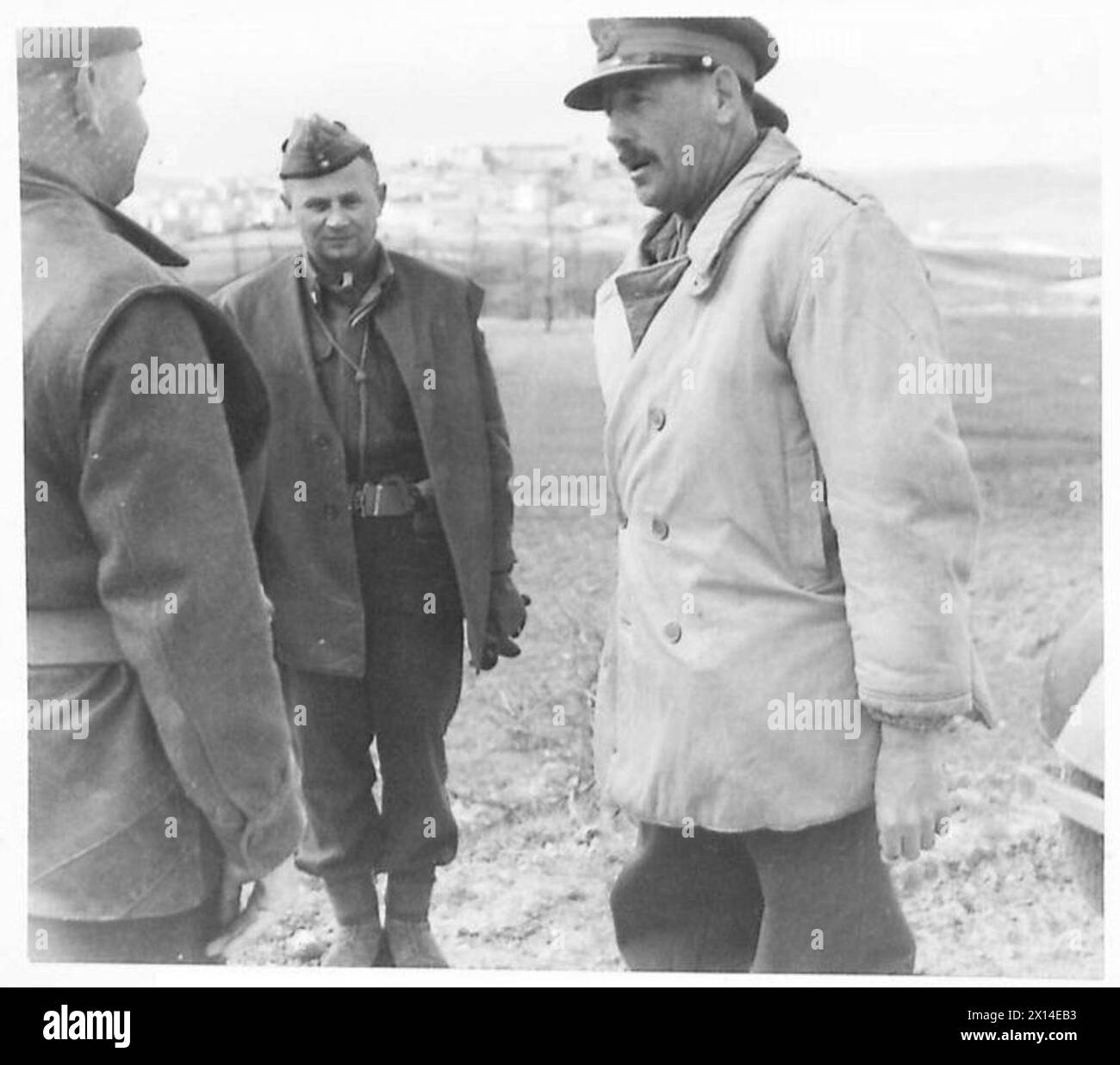 Il generale Oliver Leese dell'8a Armata britannica parla con un ufficiale della 3a Divisione fucilieri dei Carpazi dopo aver osservato una manifestazione di soldati a Pesconlanciano, il 25 marzo 1944, con il generale Bolesław Duch in ascolto. Foto Stock