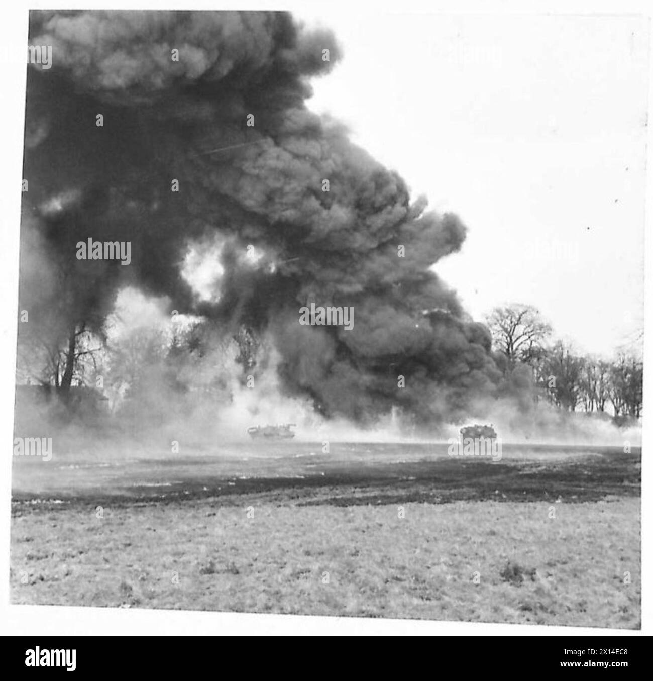 I portabicchieri lanciafiamma vengono utilizzati in un'operazione offensiva durante una dimostrazione di armi da fuoco. Foto Stock