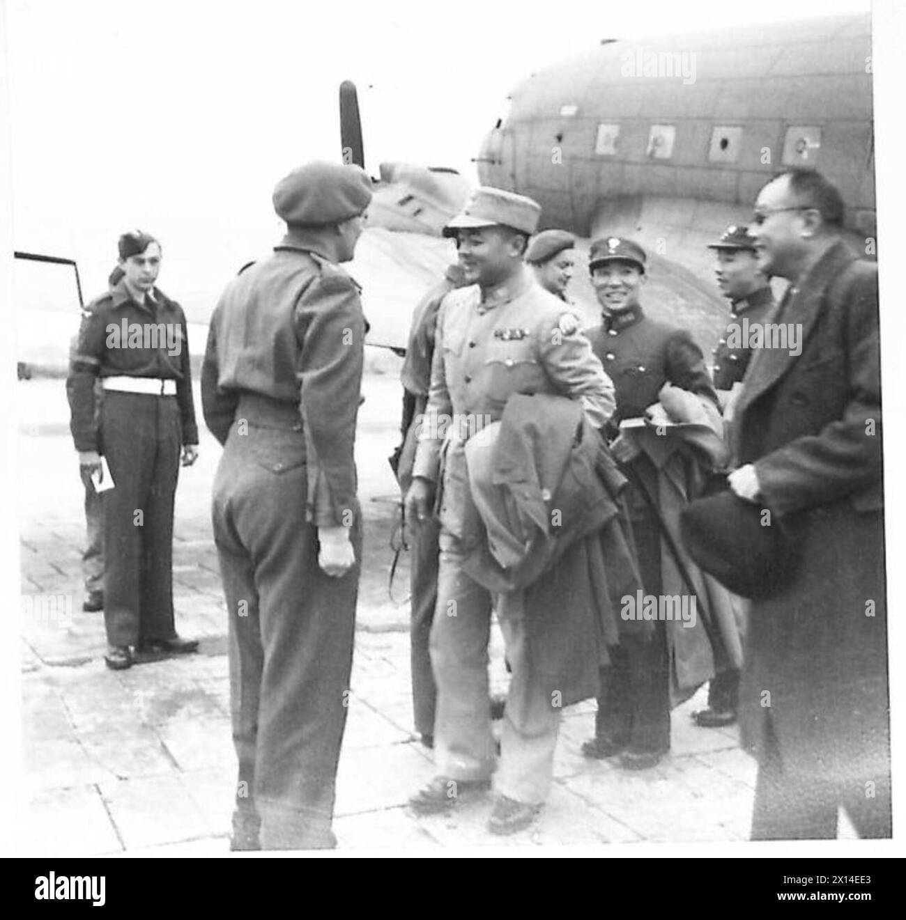 IL GENERALE CINESE VISITA AMBURGO - le immagini mostrano il maggiore generale Feng Yee e il suo staff prima della loro partenza dall'aeroporto di Amburgo British Army of the Rhine Foto Stock