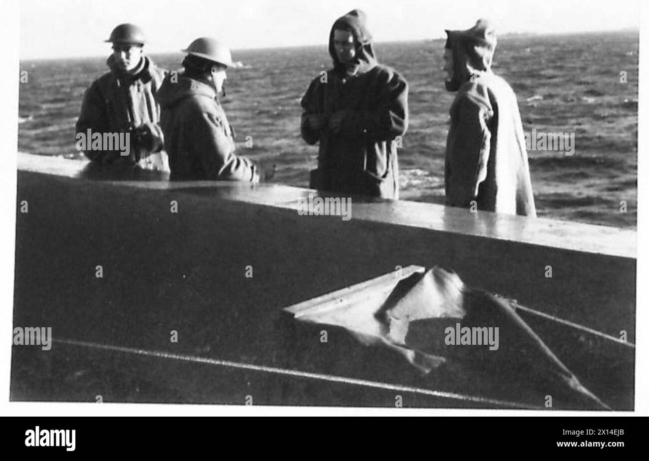 I cannoni d'artiglieria sulla nave da trasporto olandese SS Dempo indossano un doppio cappotto mentre erano in viaggio verso il Nord Africa francese per l'operazione Torch il 9 novembre 1942. Foto Stock