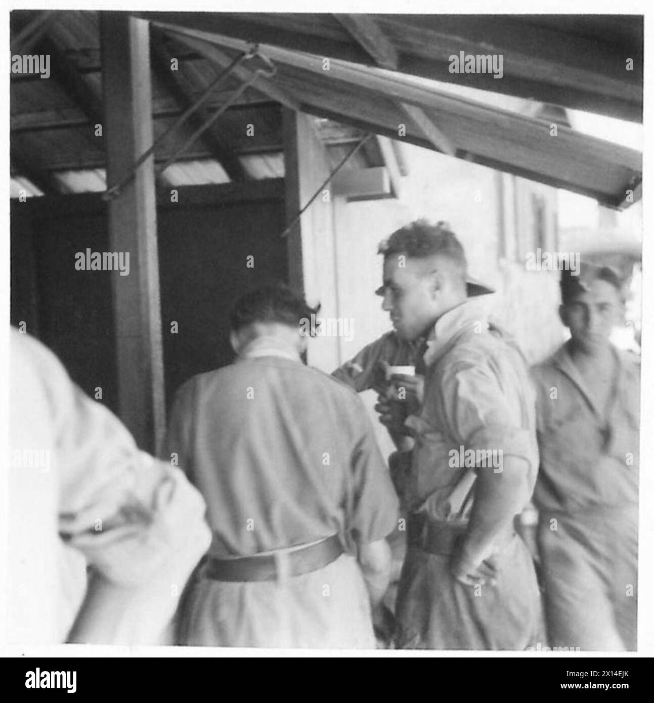 Le truppe britanniche si fermano in una mensa sulla banchina, consumando bevande rinfrescanti durante i periodi di inattività dovuti ai compiti militari. Foto Stock