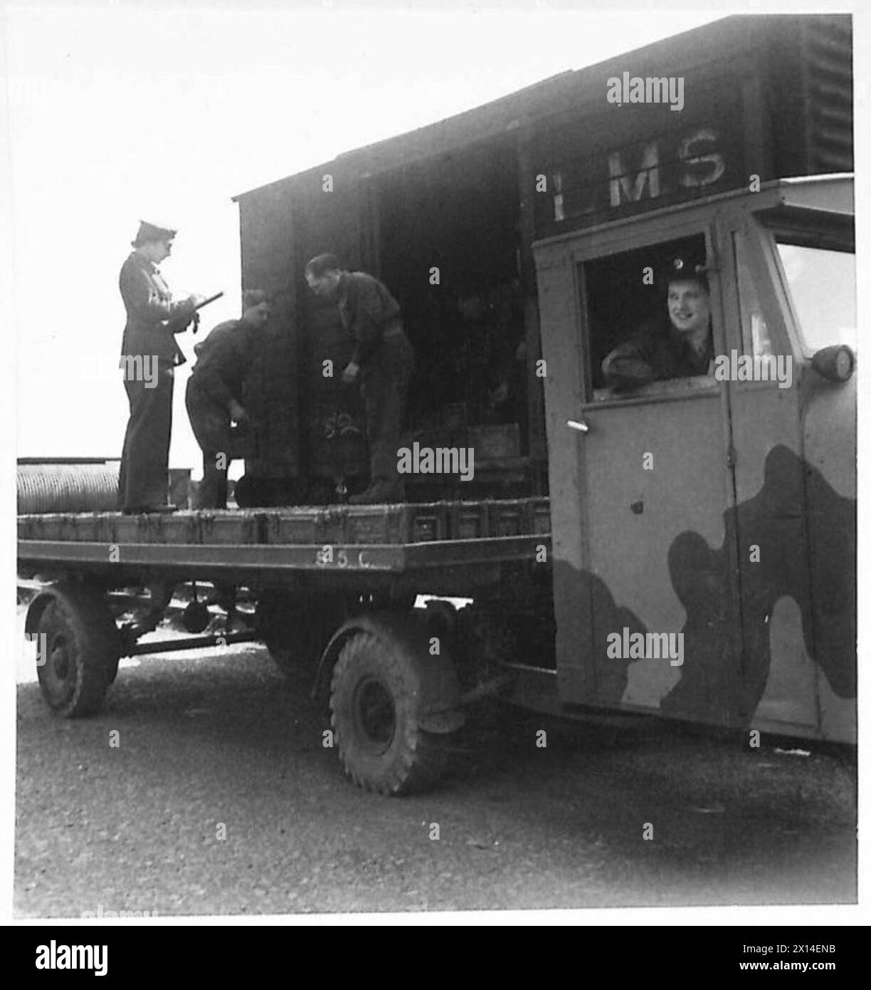 I camion di munizioni sono caricati al Central Ammunition Depot da Pte. L. John e Pte. Isabel Malice dell'esercito britannico. Foto Stock