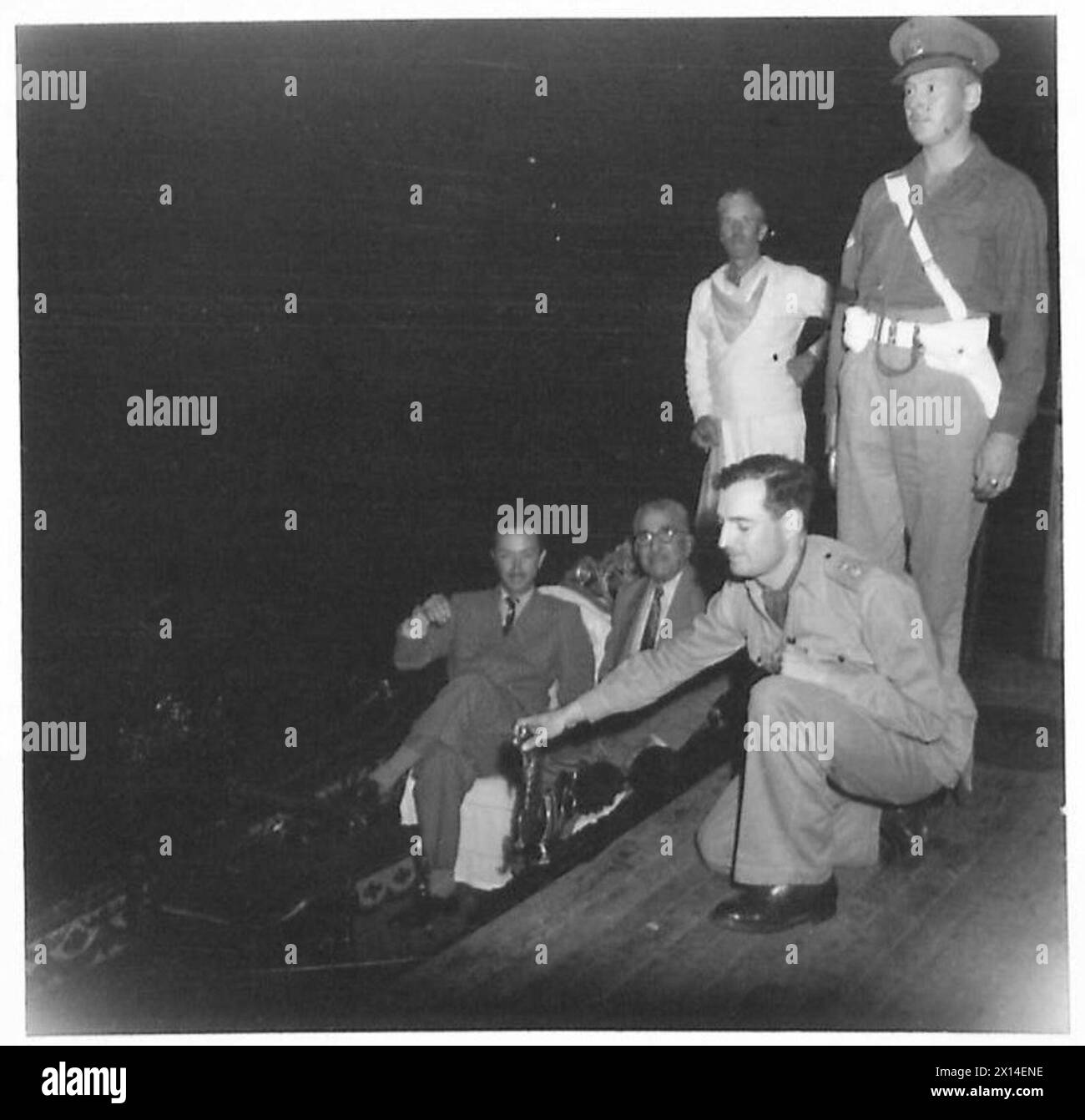 Il principe Abdul Illah dell'Iraq visita Venezia, in Italia, seduto in gondola con il generale Nuri Pasha mentre il tenente colonnello Dehn assiste l'imbarco del partito. Foto Stock