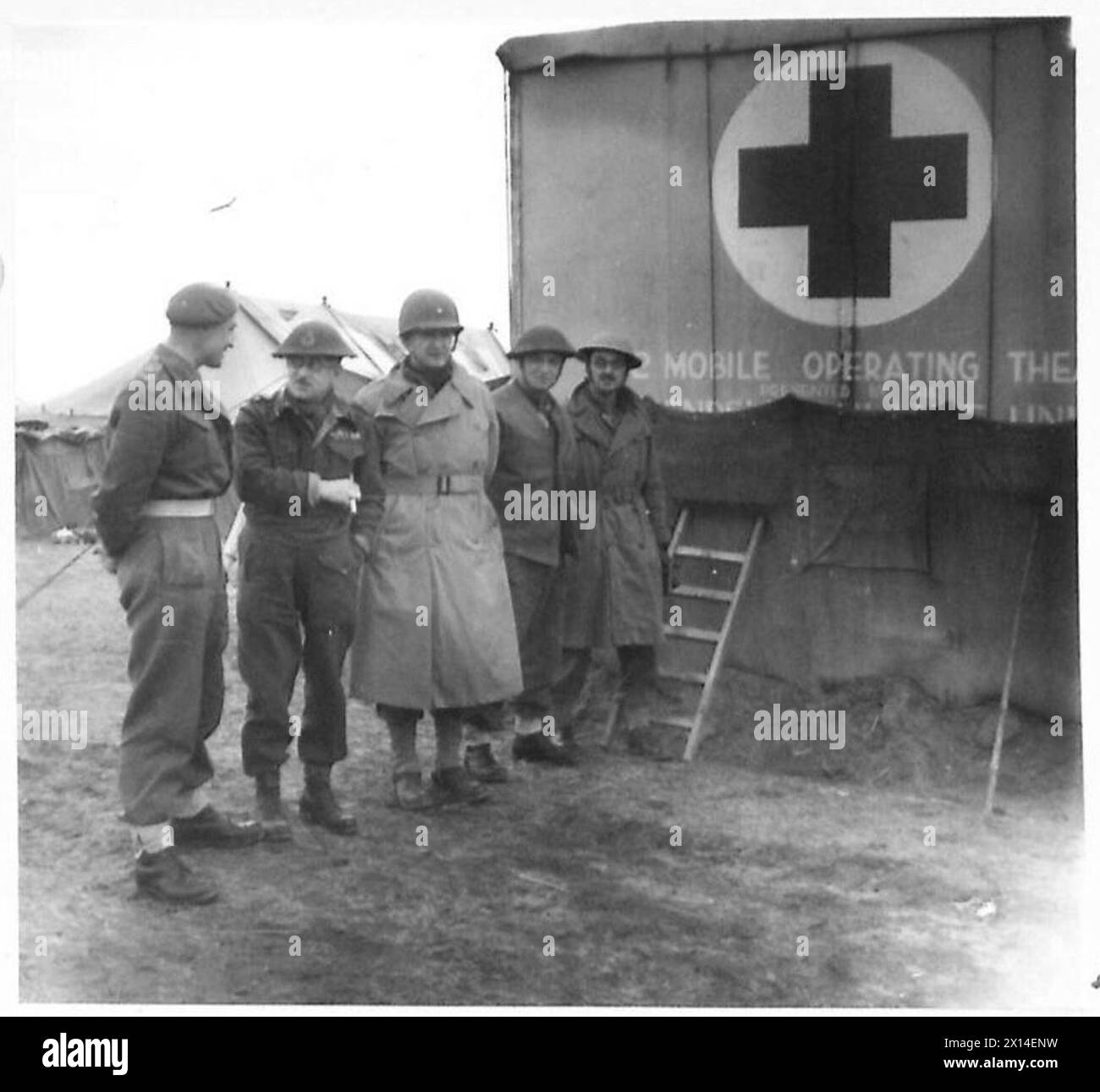 Lieut. Colonnello J.N. Groves, maggiore generale Cowell, generale di brigata J.I. Martin, colonnello G. Anderton e Lieut. Il colonnello T.F. Briggs visita la 140a Field Ambulance presso la testa di ponte di Anzio, osservando le operazioni mediche e logistiche dell'esercito britannico. Foto Stock