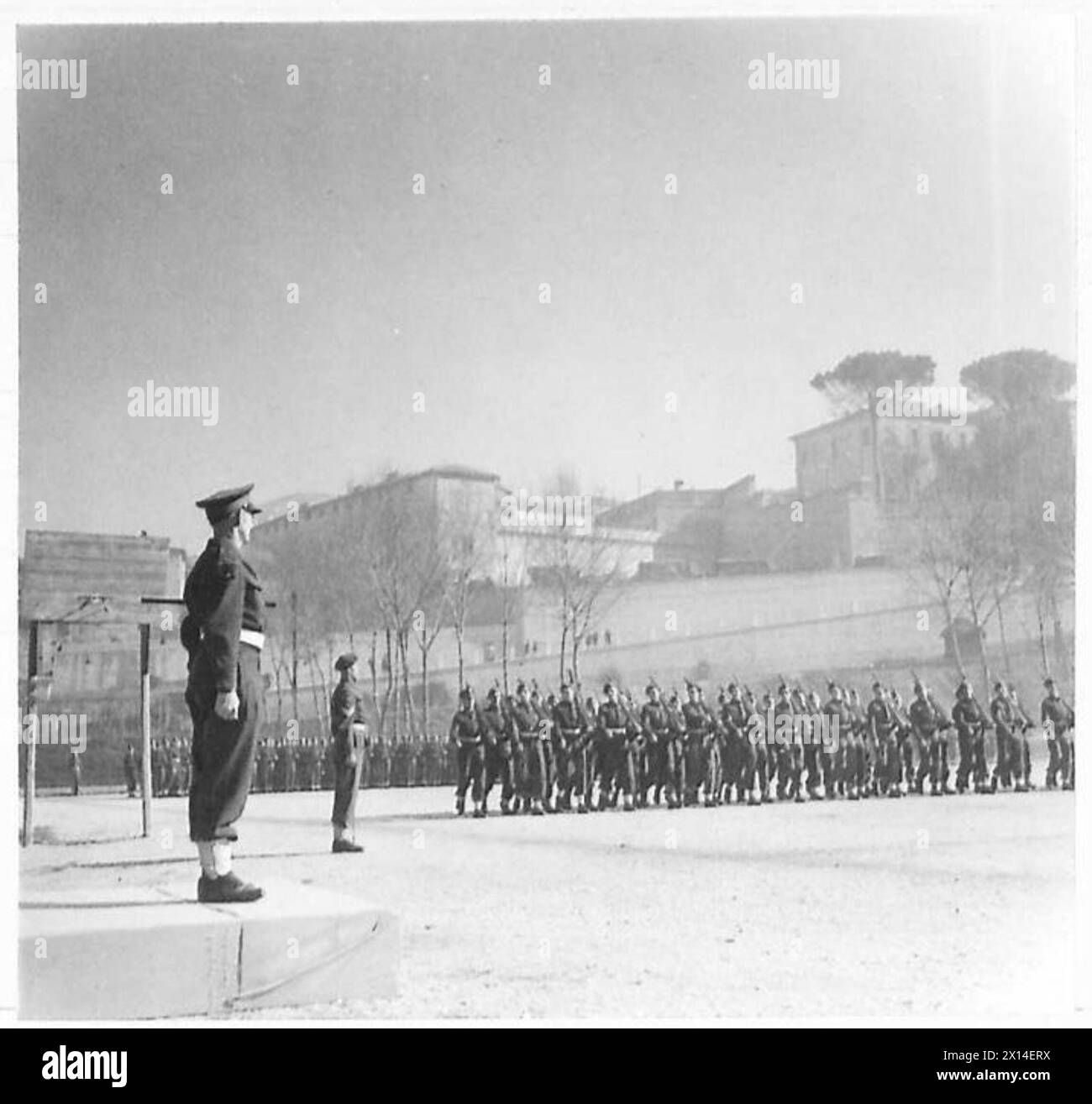 Il 5th Battalion Grenadier Guards marciò oltre la base salutista durante una parata militare formale, dimostrando disciplina e coesione unitaria. Foto Stock
