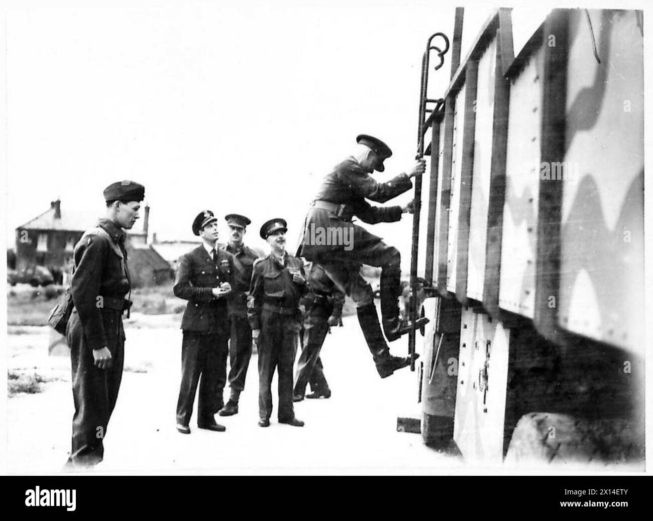 Il duca di Kent ispezionò un treno corazzato nel Northern Command, British Army, osservando veicoli corazzati e operazioni ferroviarie militari. Foto Stock
