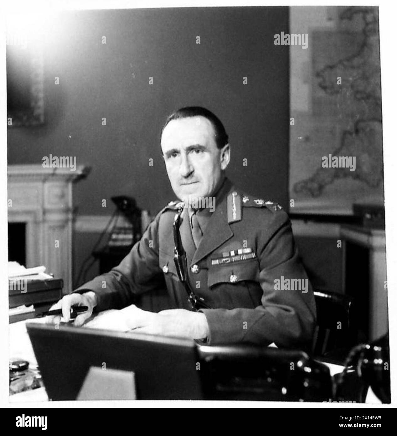 Il comandante in capo delle forze interne è osservato lavorare presso il suo ufficio centrale durante le operazioni dell'esercito britannico. Foto Stock