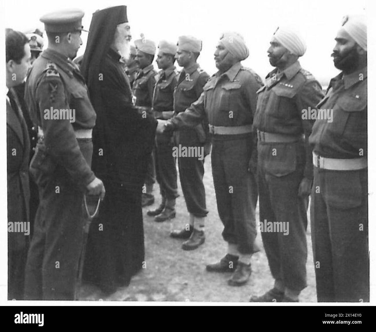 L'arcivescovo Damaskinos ispeziona le truppe indiane della IV Divisione indiana a Salonicco durante le operazioni dell'esercito britannico. Foto Stock