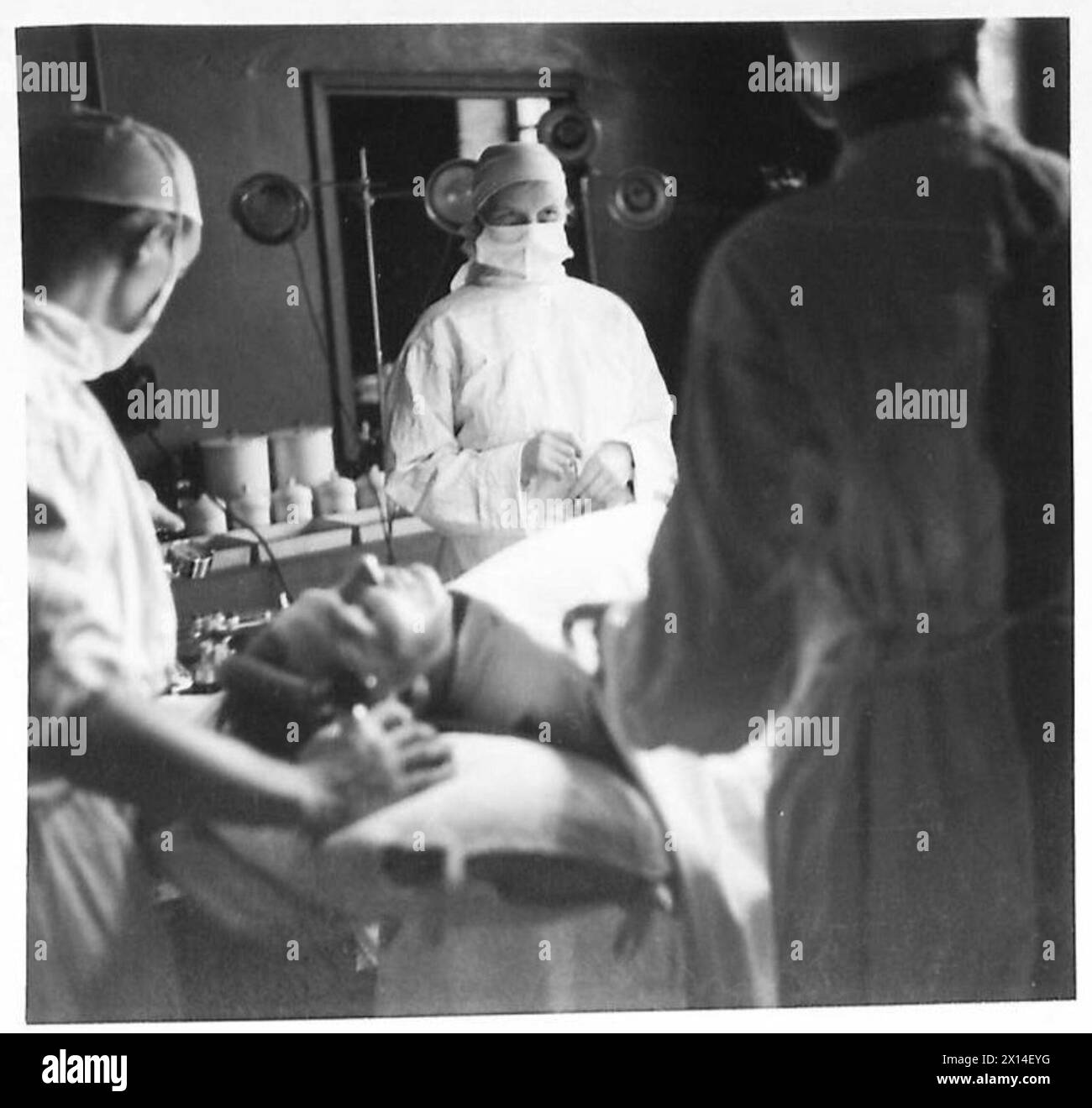 SUORE INFERMIERISTICHE AL LAVORO IN Un OSPEDALE NEL DESERTO - le suore hanno un compito importante nella sala operatoria nell'assistere i chirurghi British Army Foto Stock