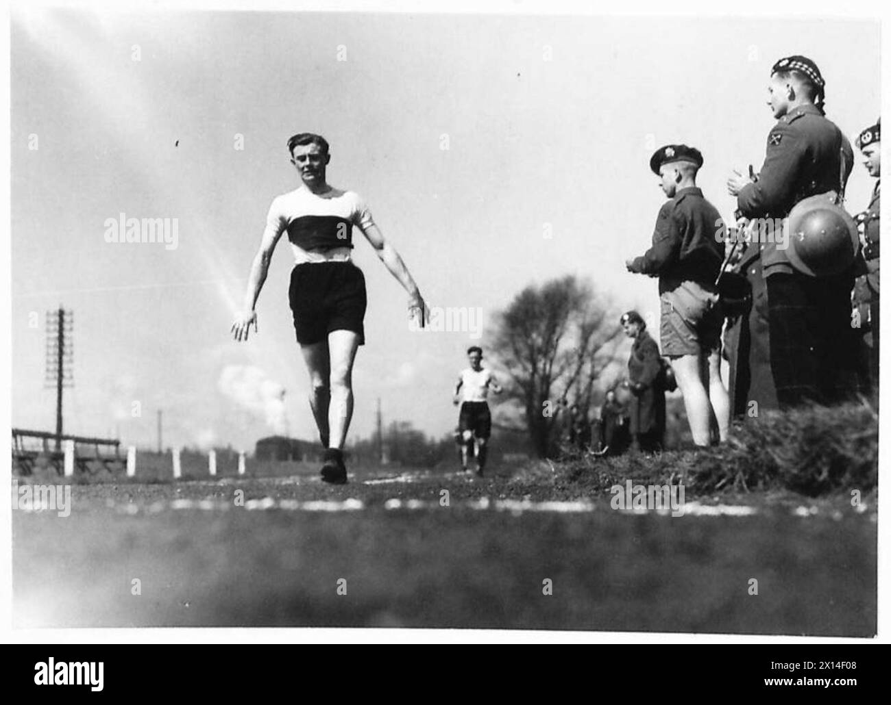 Private Dees ha vinto la gara di 880 yard durante una giornata sportiva reggimento, mettendo al primo posto il nastro. Foto Stock