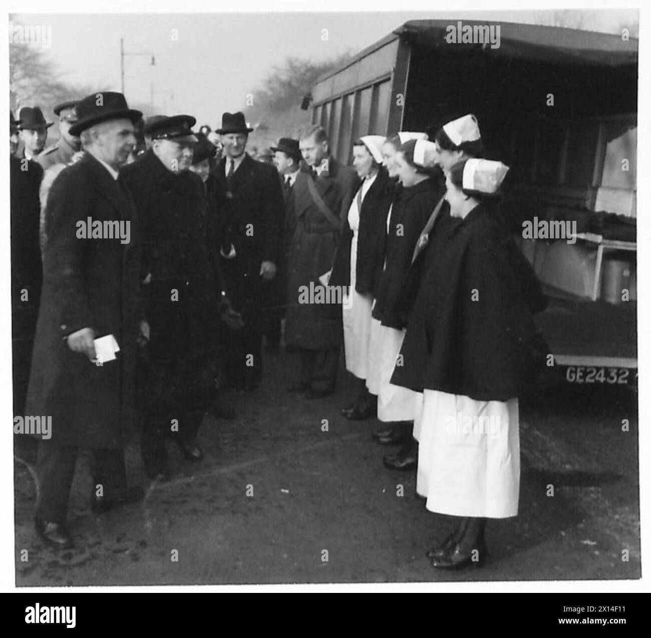 Winston Churchill incontra il Lord Provost di Glasgow, accompagnato da infermiere, sotto l'osservazione dell'esercito britannico. Foto Stock