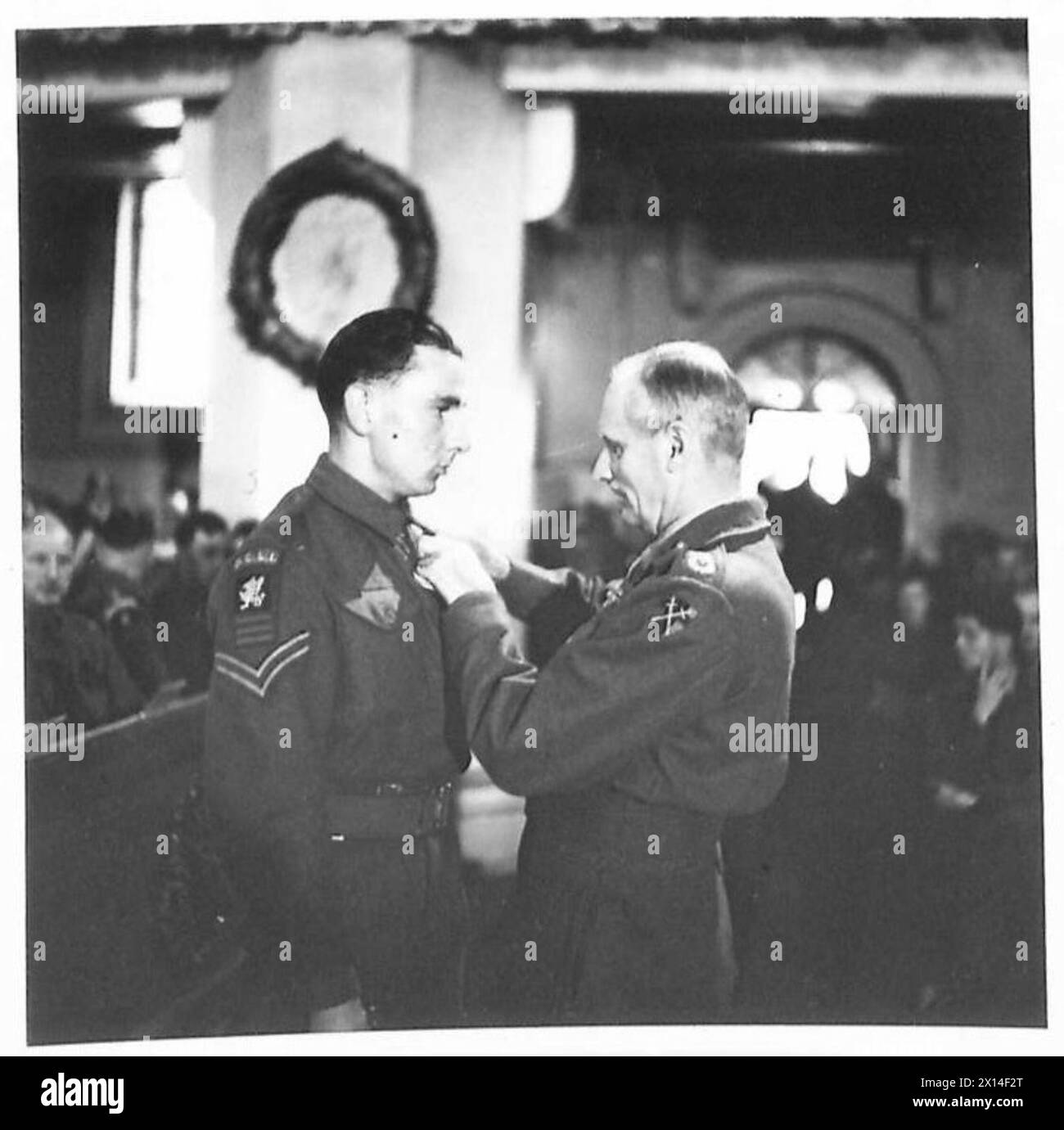 Il caporale R.K. Martin del 5th Battalion, Duke of Cornwall's Light Infantry riceve la Military Medal per il servizio nell'esercito britannico, 21st Army Group. Foto Stock