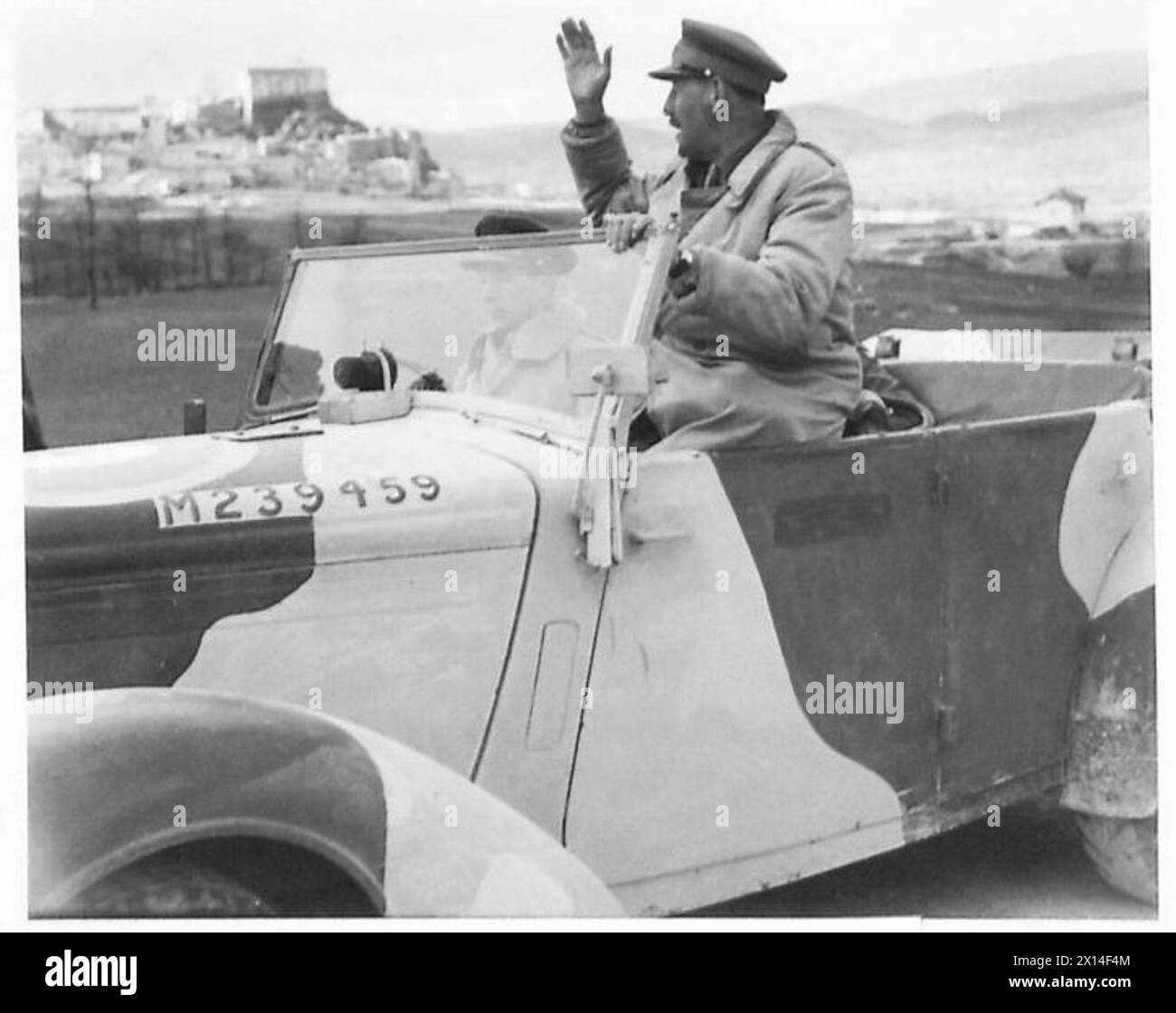 Il generale Oliver Leese, comandante dell'8a Armata britannica, lascia il quartier generale della 3a Divisione fucilieri dei Carpazi dopo una dimostrazione dei suoi soldati a Pesconlanciano il 25 marzo 1944, documentata dagli eserciti britannico e polacco. Foto Stock