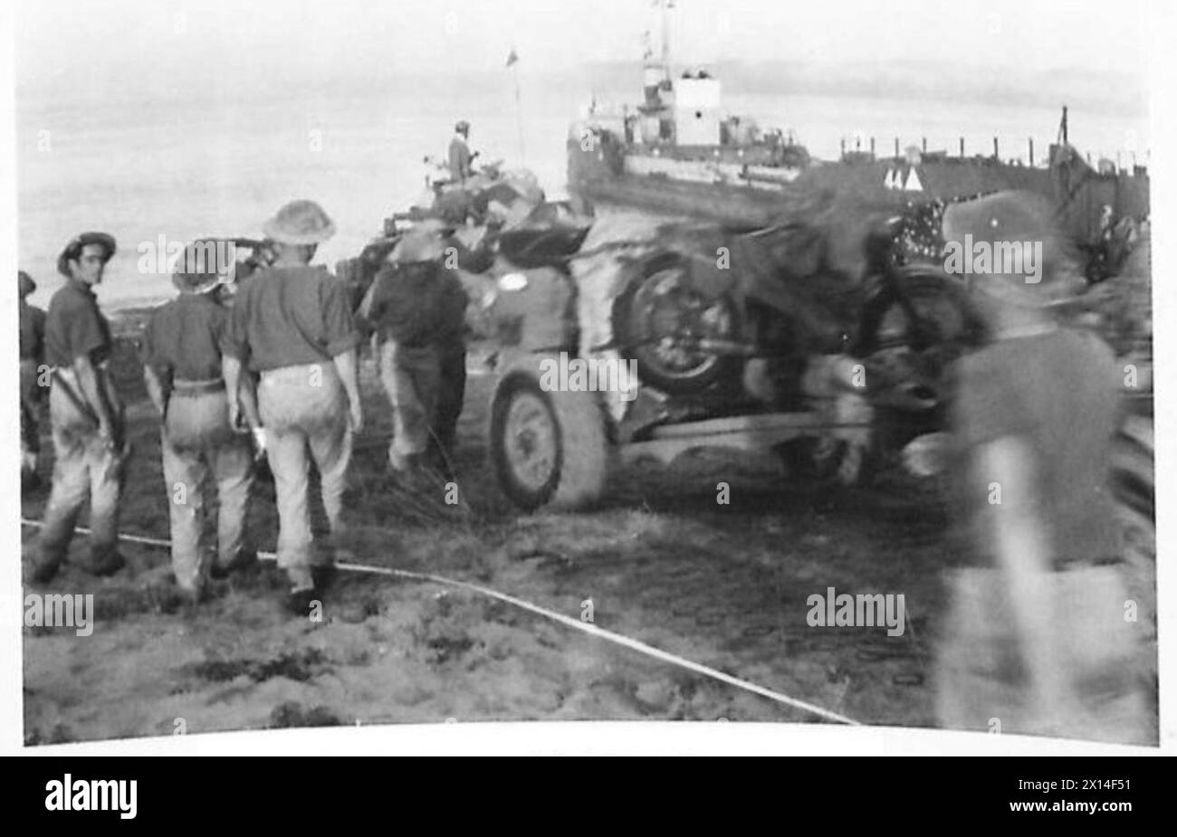 INVASIONE D'ITALIA: ZONA NAPOLI, QUINTO ESERCITO SBARCA NELLA BAIA DI SALERNO - cannoni e carri armati sbarcano, British Army Foto Stock