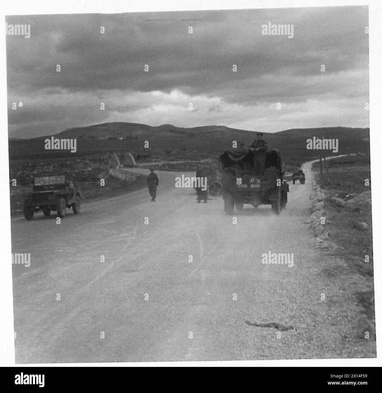 237th A Field Company completa i lavori su ponti nuovi e vecchi, consentendo il traffico a senso unico poco dopo il completamento. Foto Stock