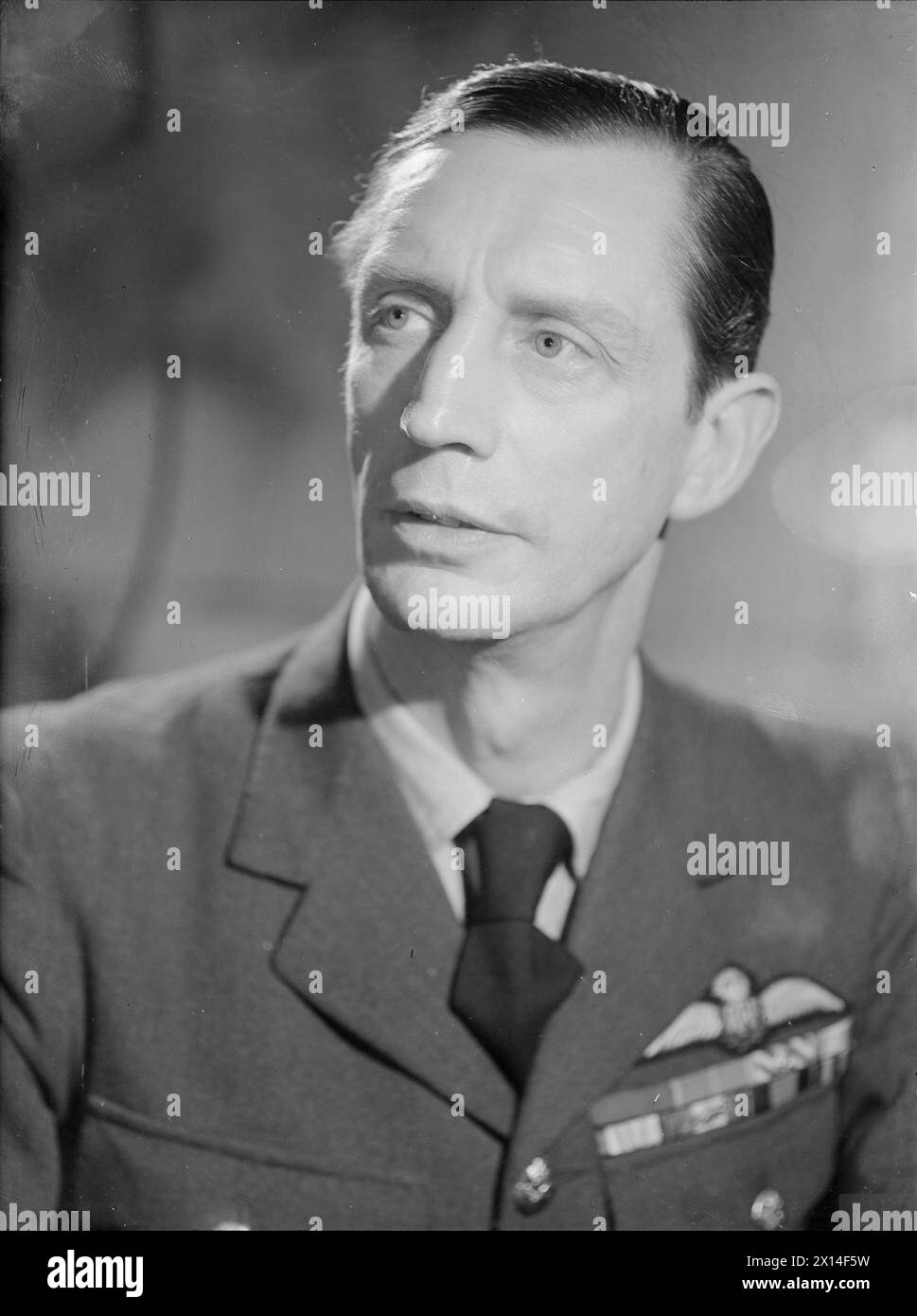Il vice-maresciallo dell'aria W. Elliott, direttore dei piani presso l'Air Ministry, fotografò agli Air Ministry Studios dopo la sua nomina a Air Officer Commanding della RAF Gibilterra, durante le operazioni della RAF a Malta, Gibilterra e nel Mediterraneo, 1940-1945. Foto Stock
