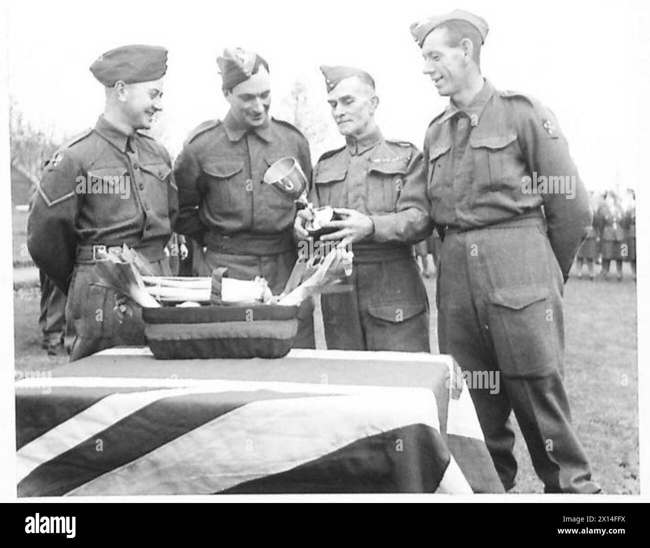 I capi giardinieri di un'unità del comando meridionale ammirano la coppa Mitchell-Hill premiata per il miglior giardino dell'esercito, presentata dal tenente generale Loyd. Foto Stock