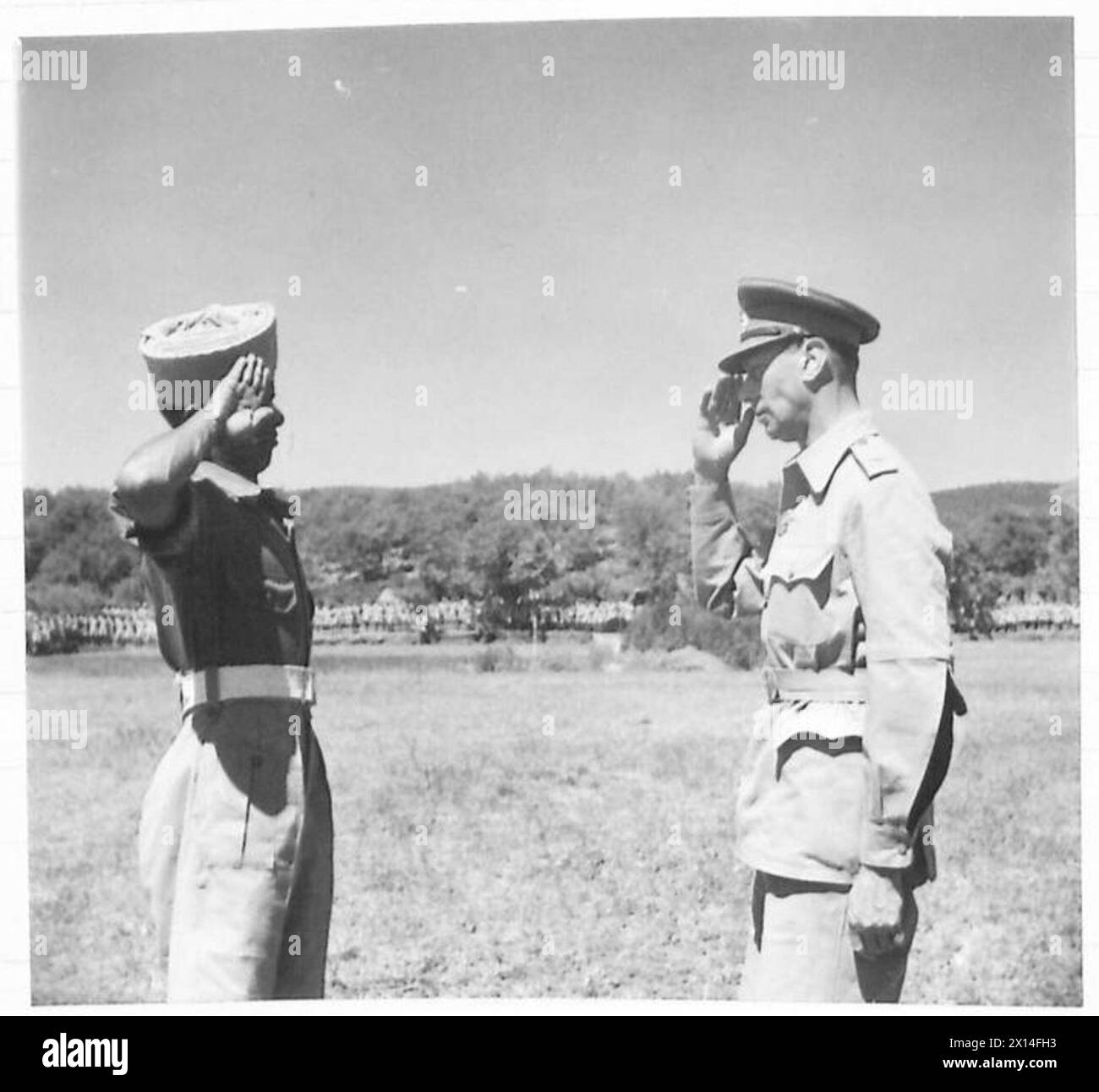 Sua Maestà il Re visita le truppe dell'Ottava Armata, salutando e presentando una decorazione a Sepoy Kamal RAM. Foto Stock