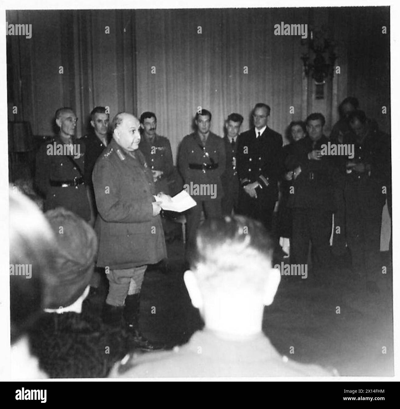 Il generale Wilson pronuncia un discorso di addio ai corrispondenti di guerra, riconoscendo il loro lavoro nella segnalazione delle operazioni militari. Foto Stock