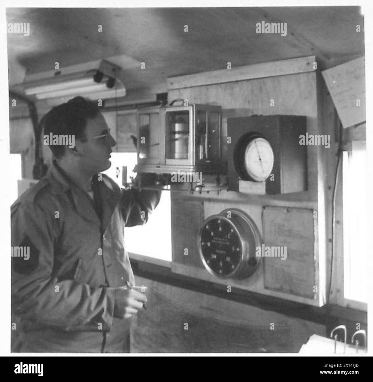 ITALIA: QUINTO ARMYMEN CHE DICE "NO" AL GENERALE - Sgt. B.L. Krasne legge il barografo, il barometro e gli indicatori di velocità e di direzione British Army Foto Stock