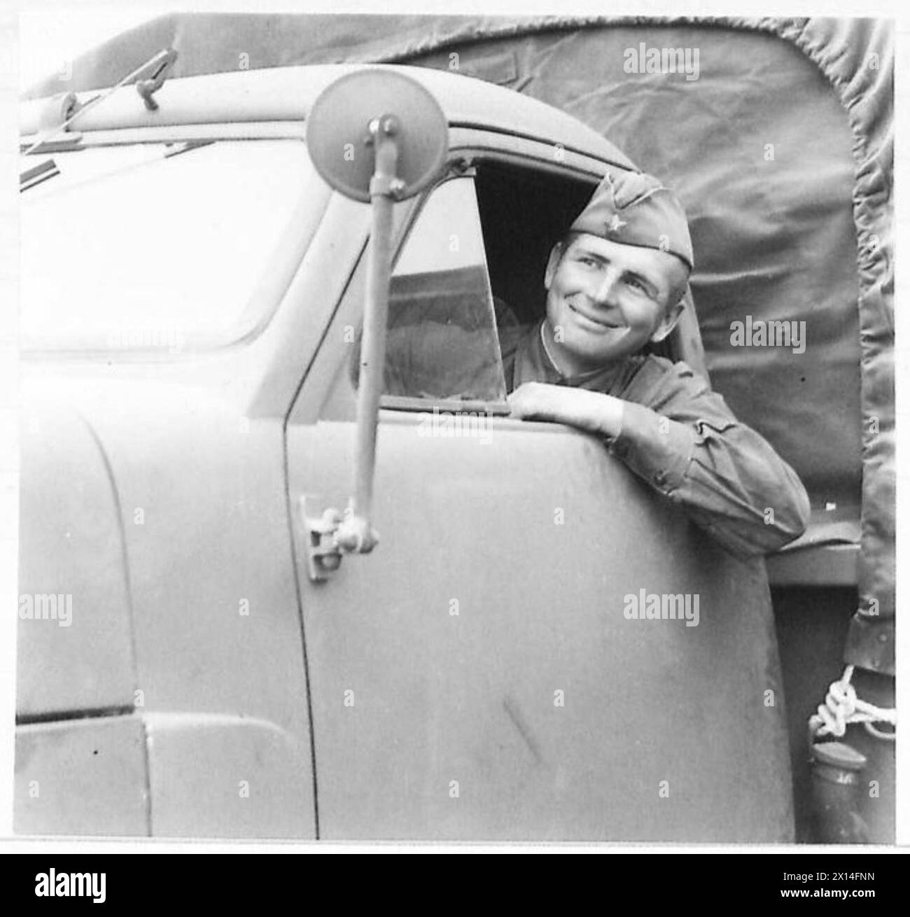 Un autista russo gestisce un camion ad Andimishk, trasportando rifornimenti alleati verso nord in Russia in convoglio per otto giorni, sotto la supervisione dell'esercito britannico. Foto Stock