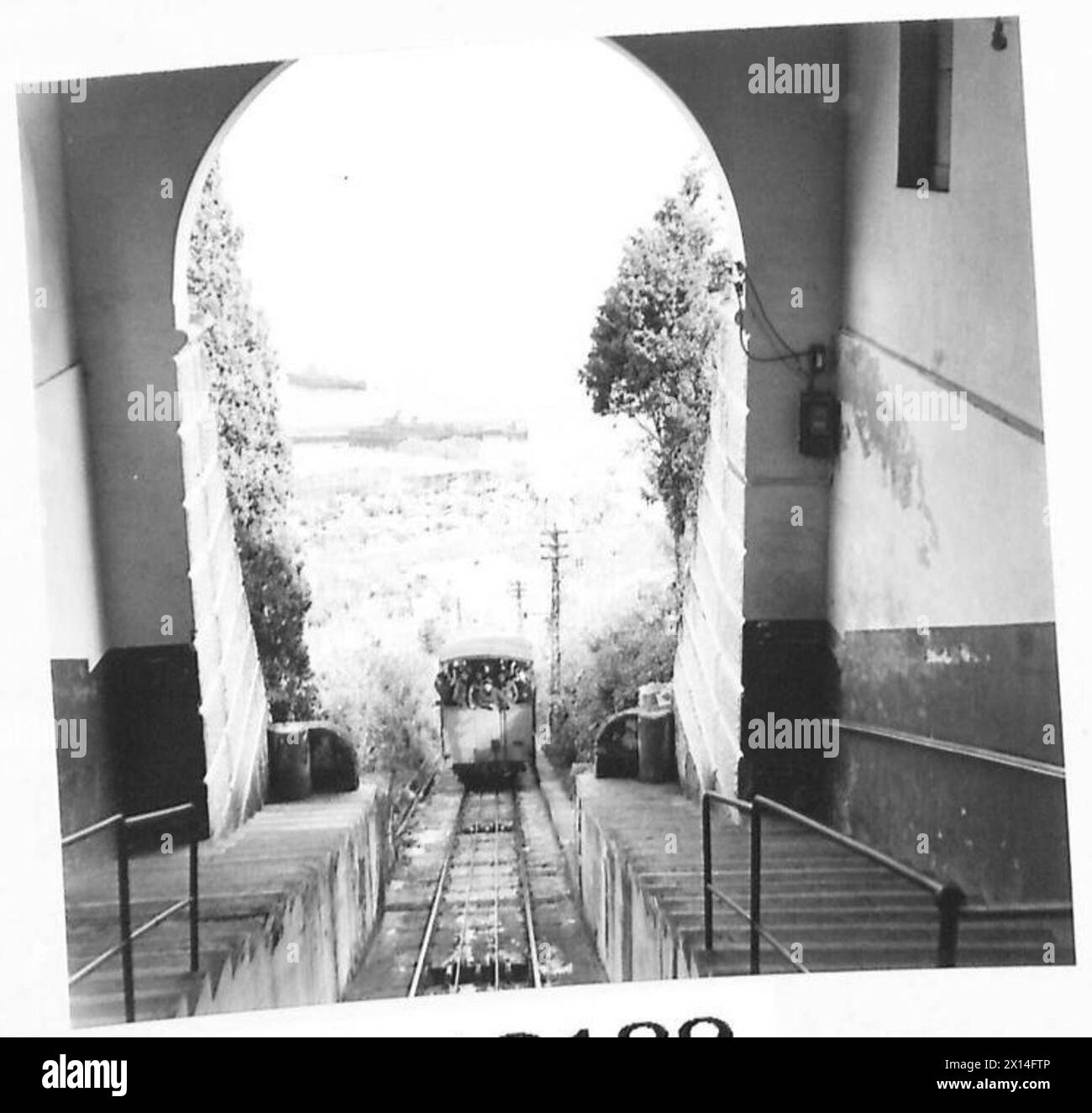 I visitatori di Capri utilizzano la funicolare per viaggiare dal porto alla città durante la guerra. Foto Stock